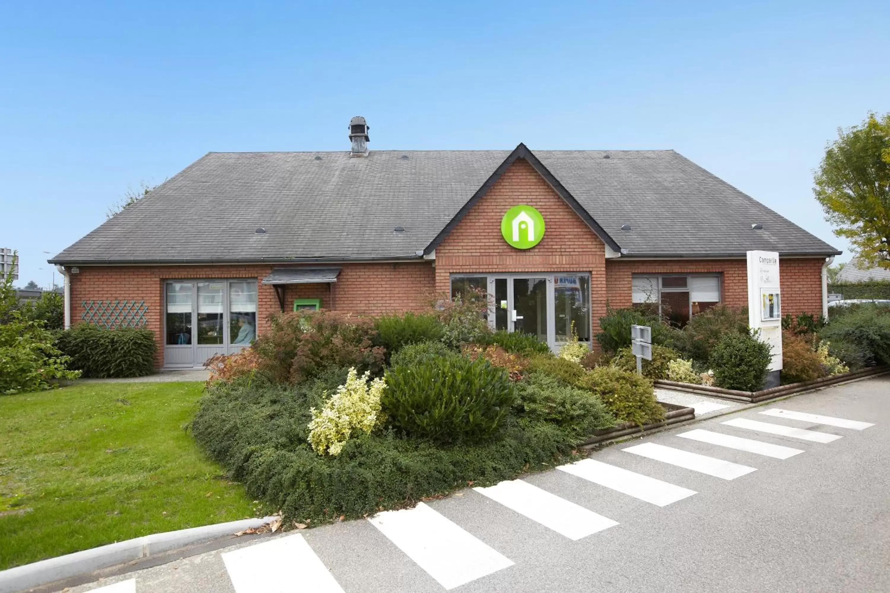 Facade/entrance, Property Building in Campanile Rouen Est - Franqueville Saint Pierre