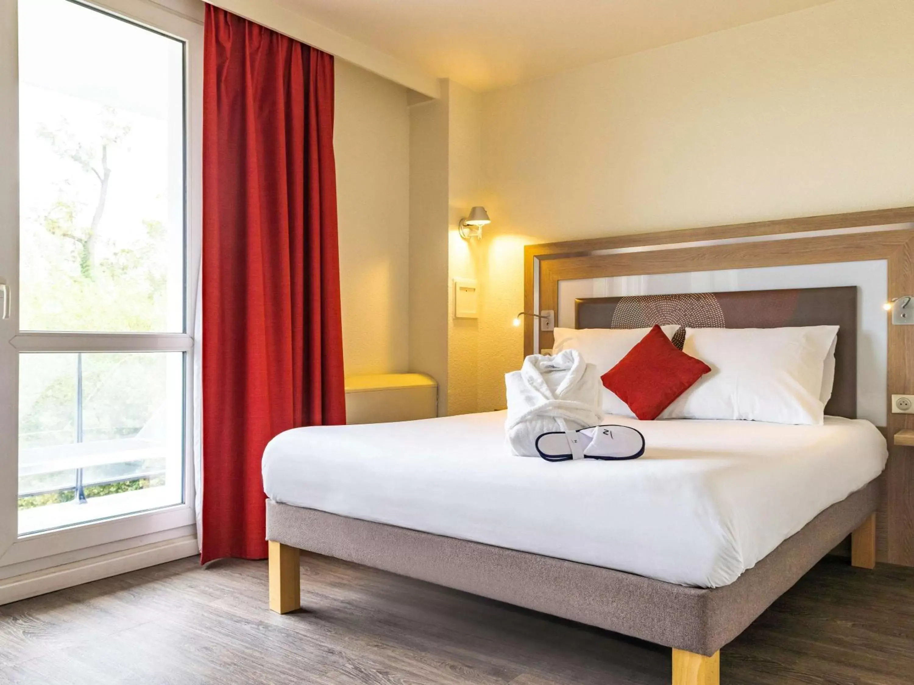 Bedroom, Bed in Novotel Senart Golf De Greenparc