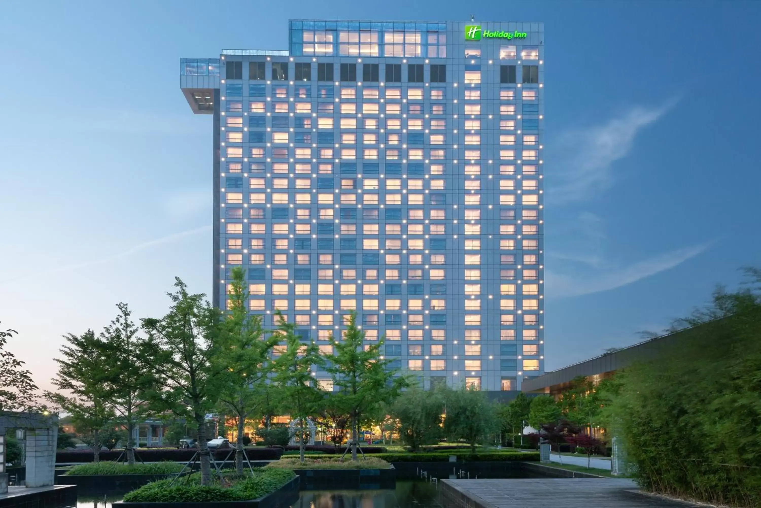 Property building in Holiday Inn Shanghai Pudong Kangqiao by IHG - Free shuttle bus to Disney land, Ins Swimming Pool Property building in Holiday Inn Shanghai Pudong Kangqiao by IHG - Free shuttle bus to Disney land, Ins Swimming Pool