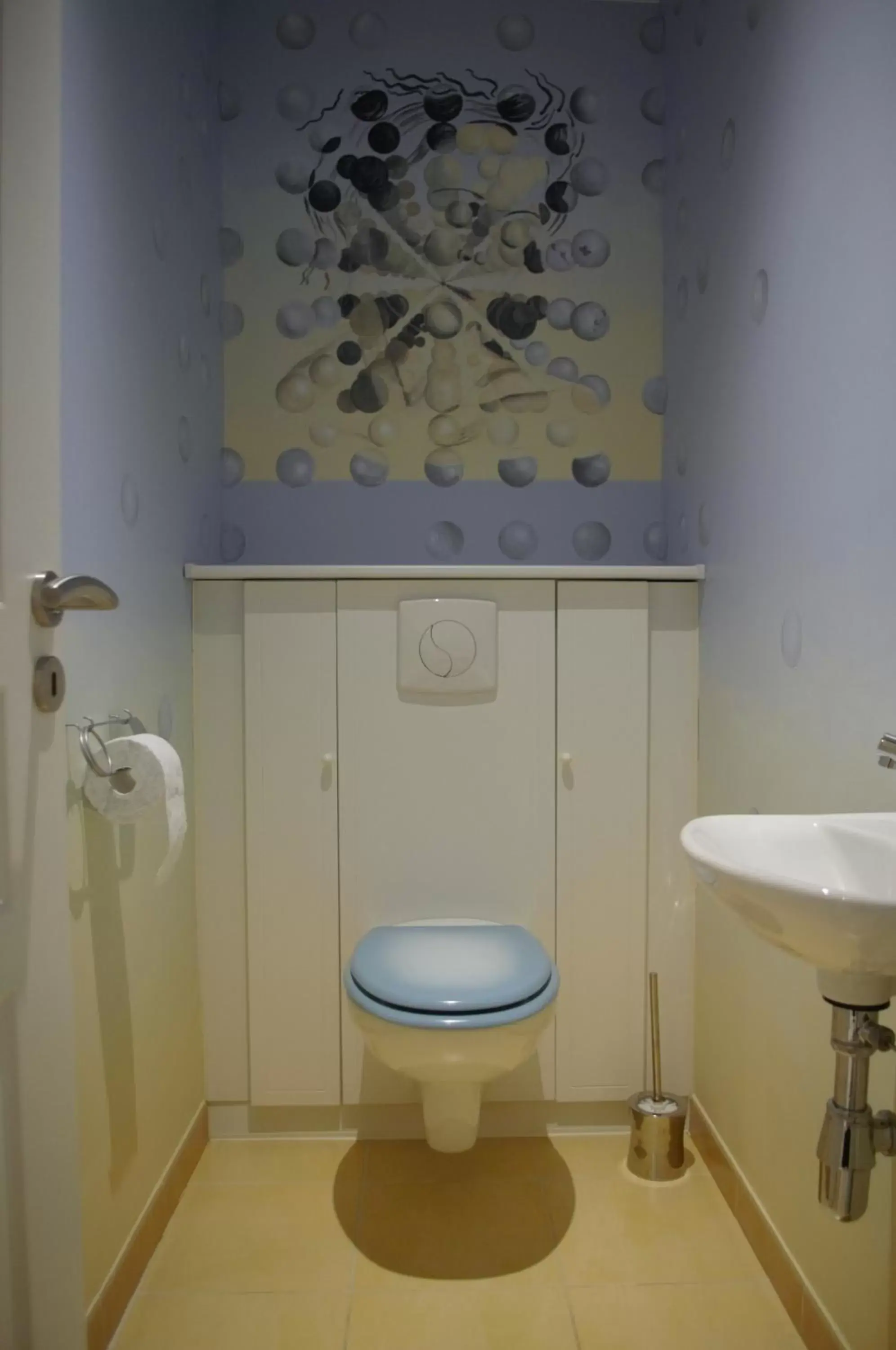Toilet, Bathroom in La Maison de L Artiste - Chambres d'hôtes à Verdun - avec jacuzzi