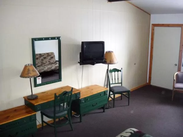 TV/Entertainment Center in Hiawatha Lodge Inn