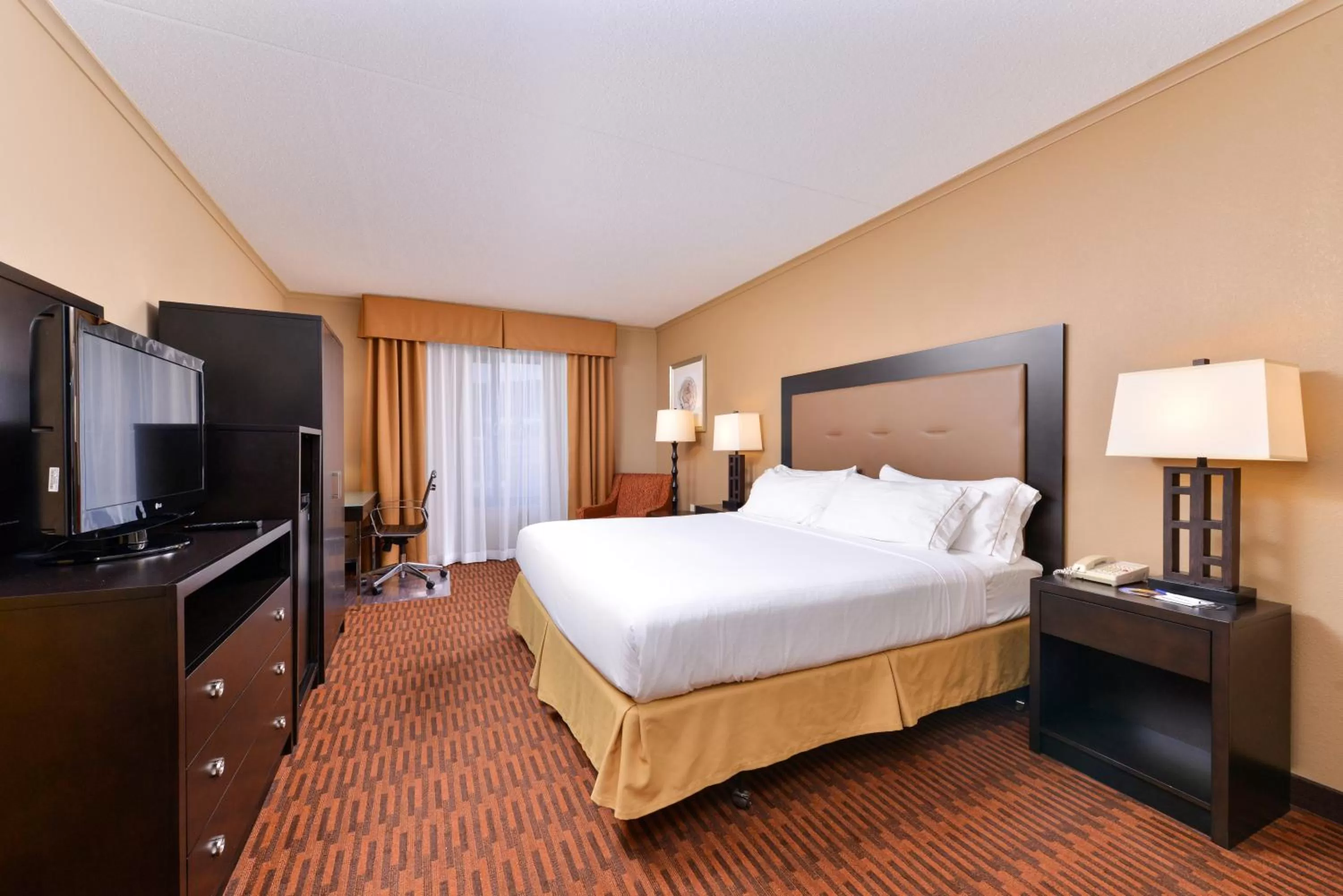 Photo of the whole room, Bed in Holiday Inn Express Breezewood by IHG