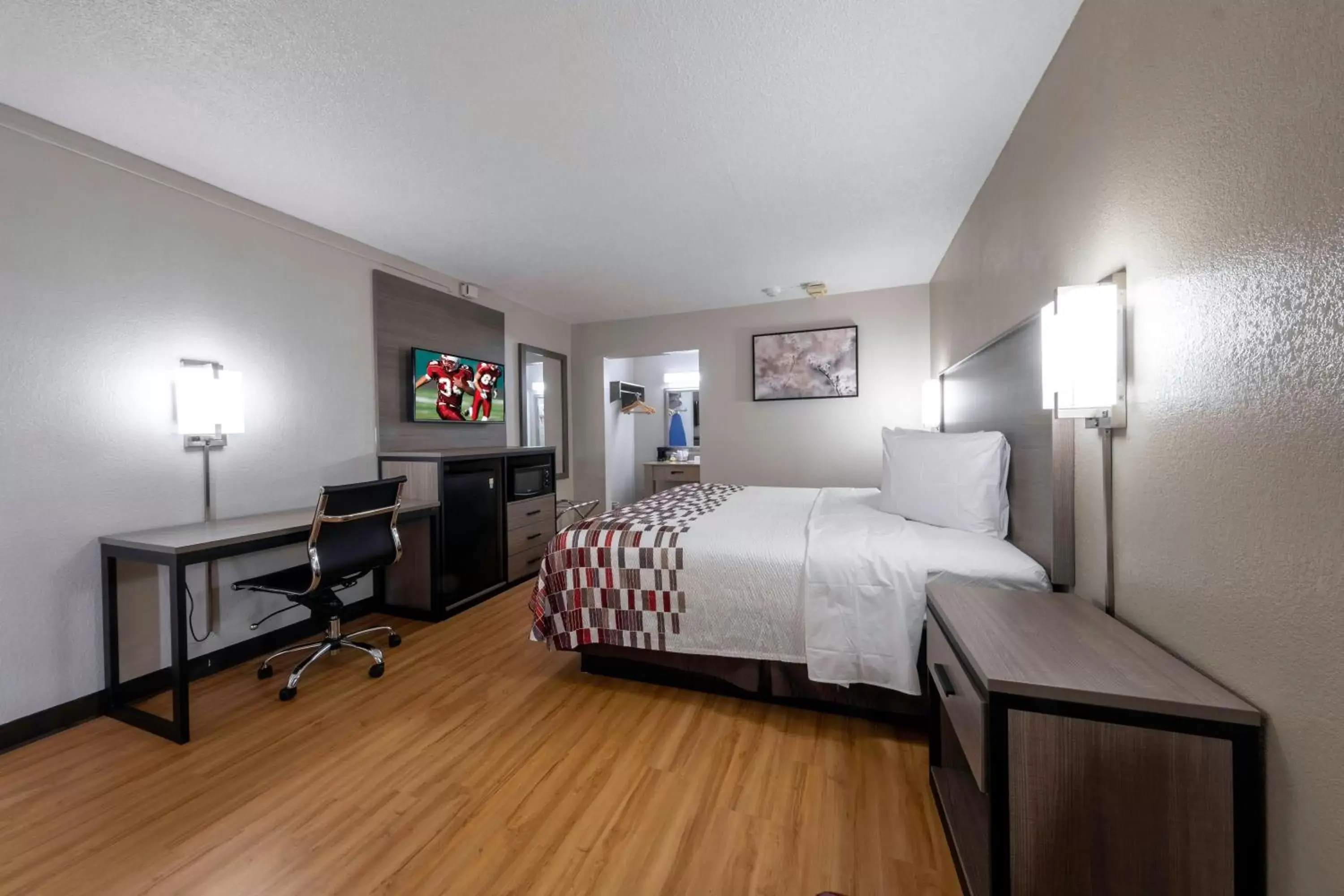 Photo of the whole room, Bed in Red Roof Inn Charlottesville