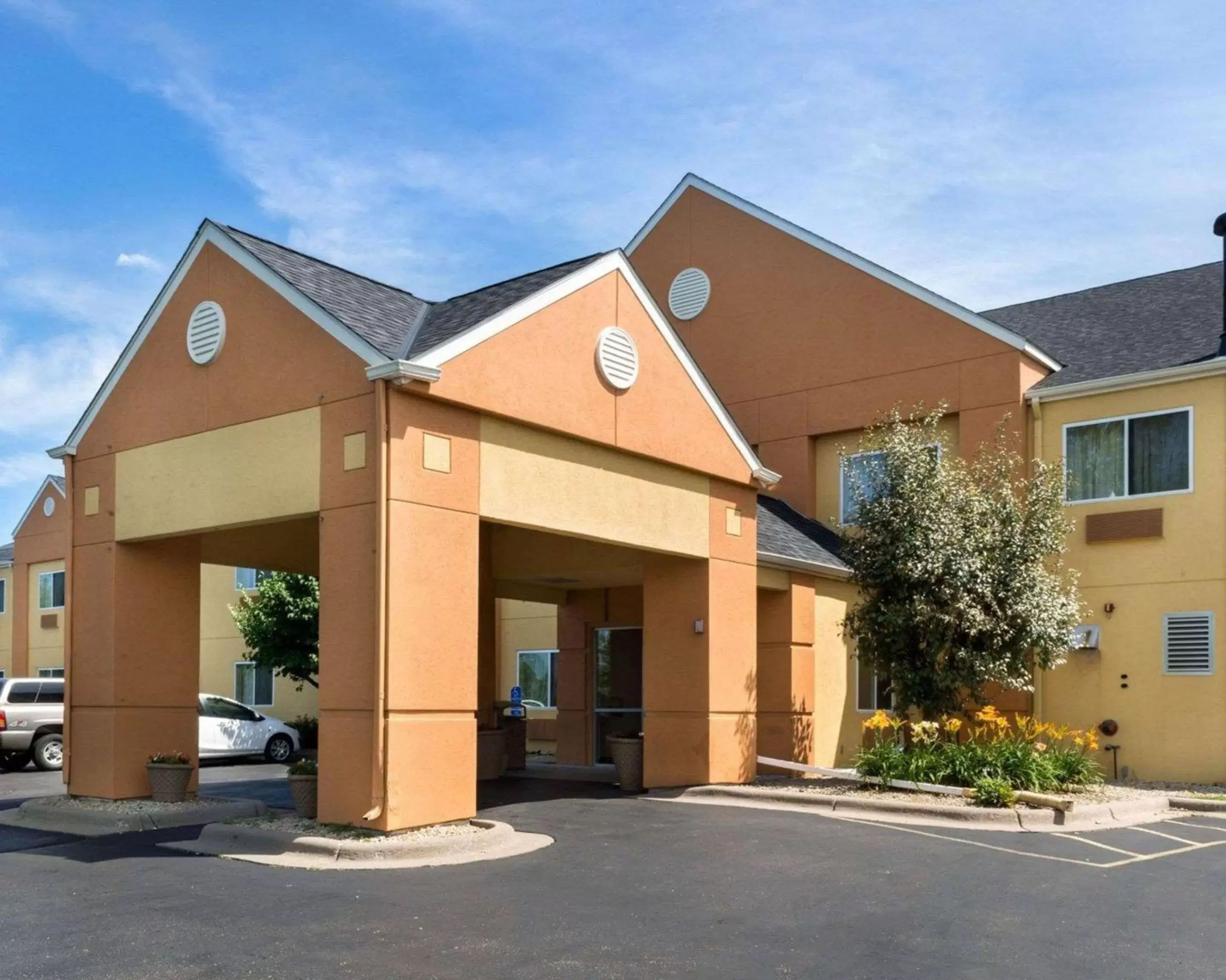 Property Building in Quality Inn Lakeville