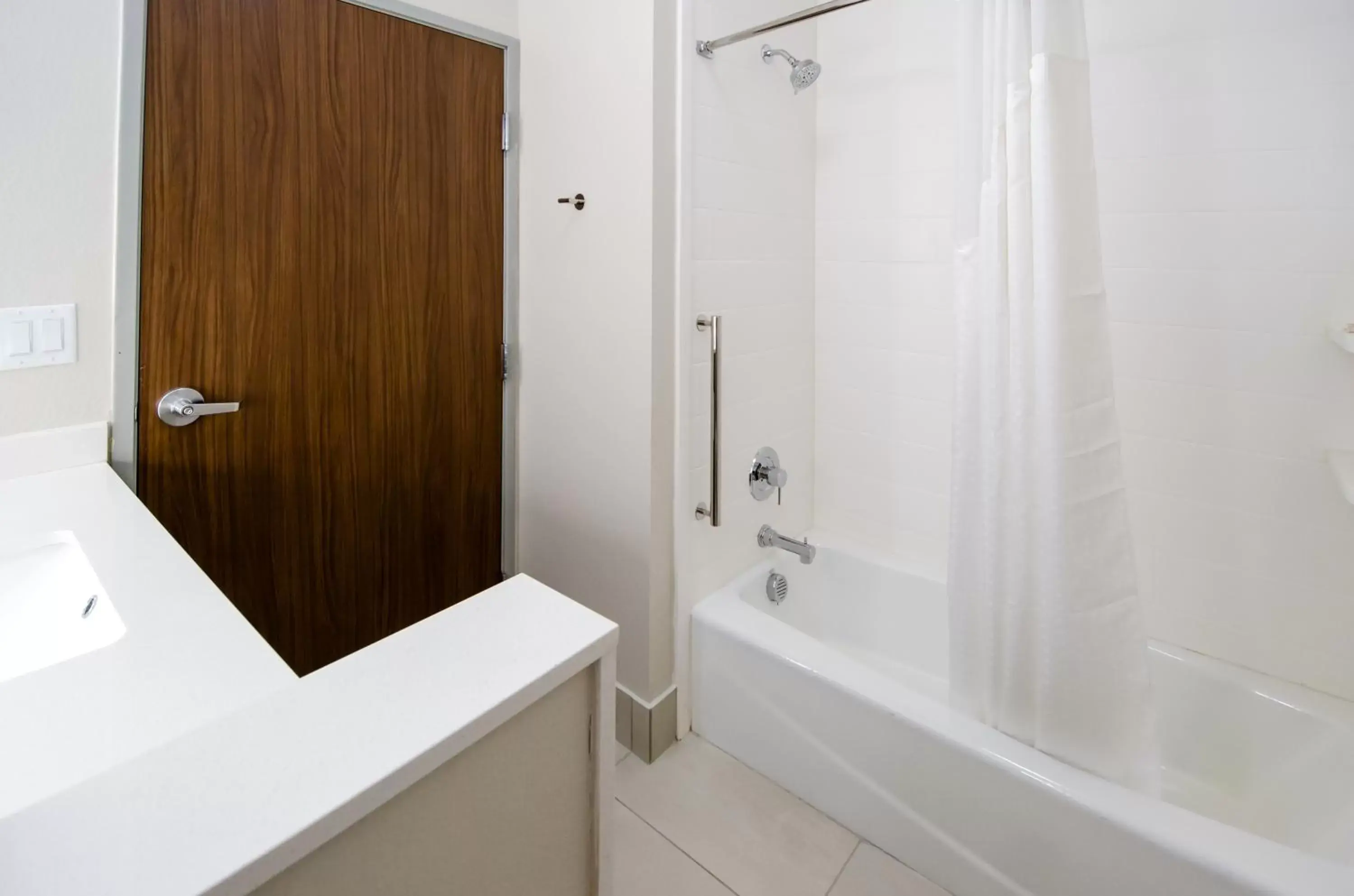 Bath, Bathroom in Holiday Inn Express & Suites Taylor, an IHG Hotel