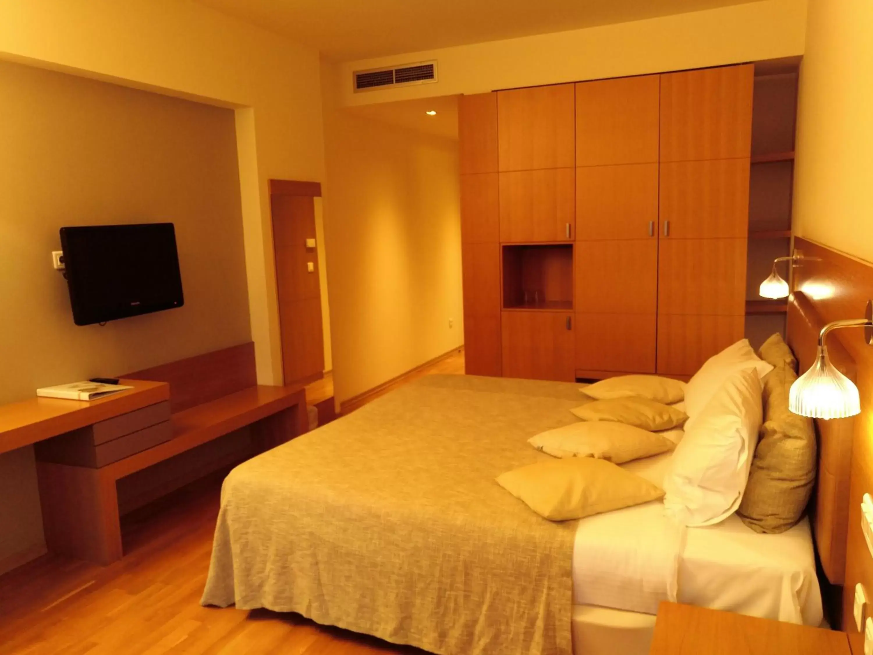 Photo of the whole room, Bed in Domotel Anemolia Mountain Resort
