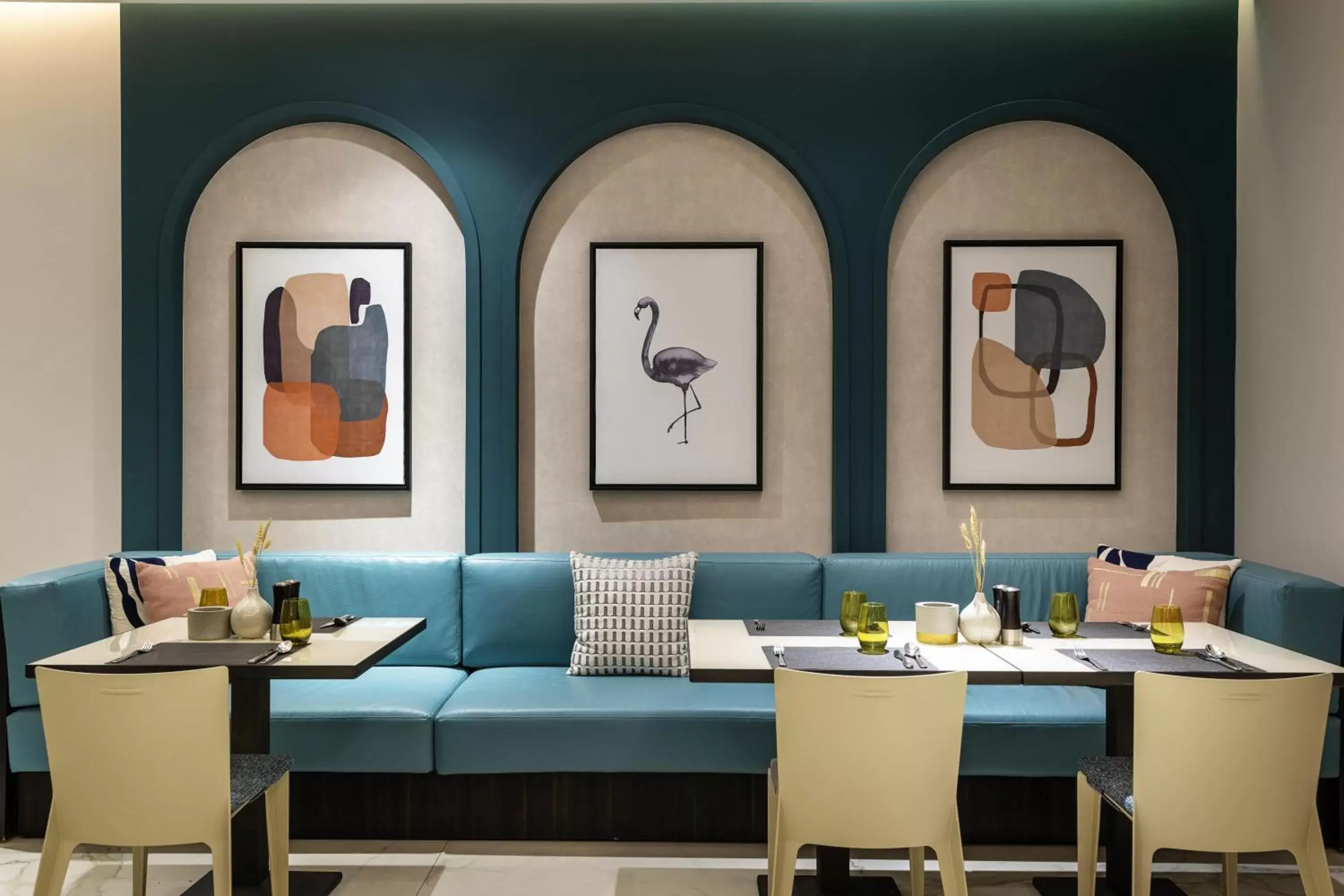 Restaurant/places to eat, Seating Area in voco Doha West Bay Suites, an IHG Hotel