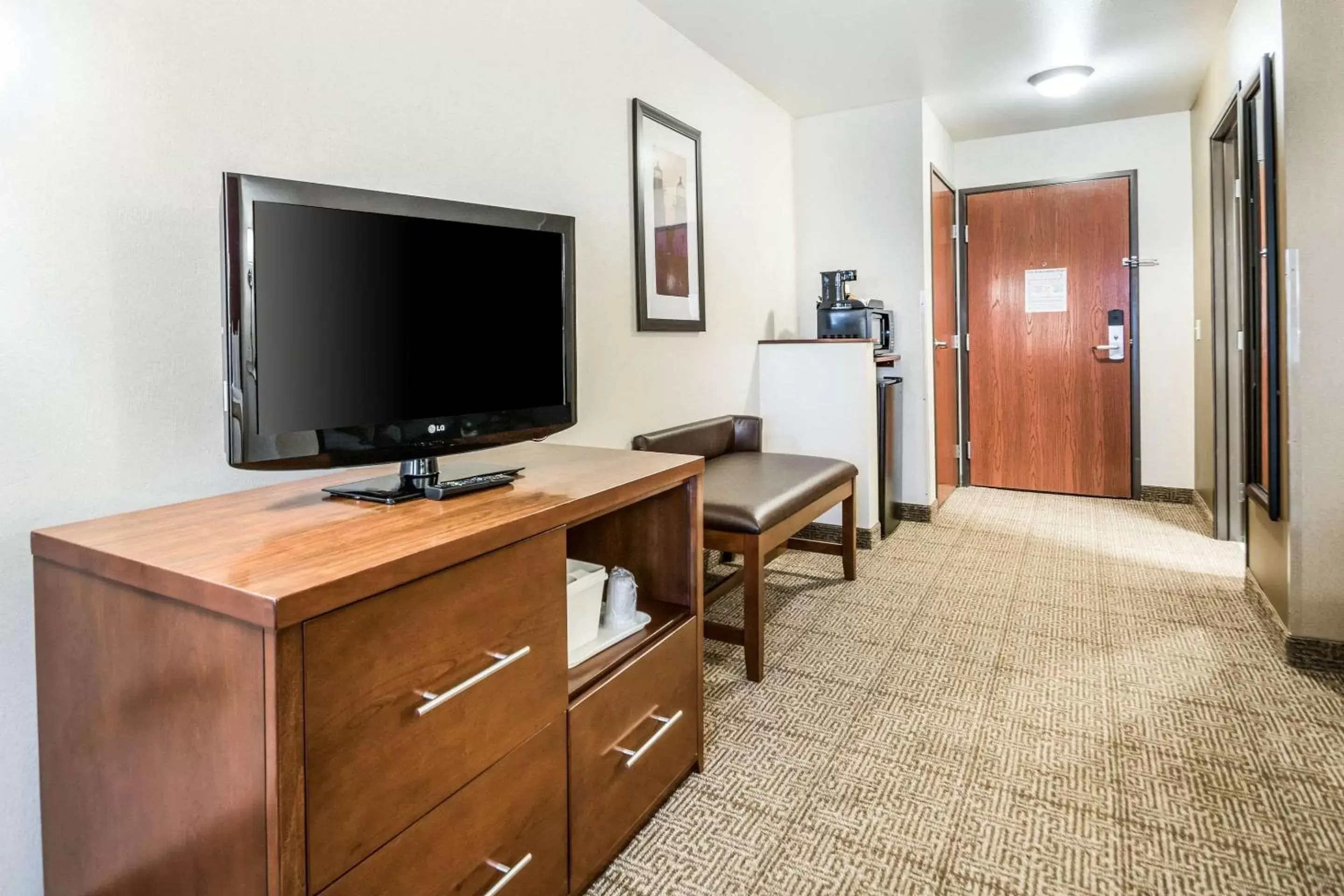 Bedroom, TV/Entertainment Center in Comfort Suites at Par 4 Resort