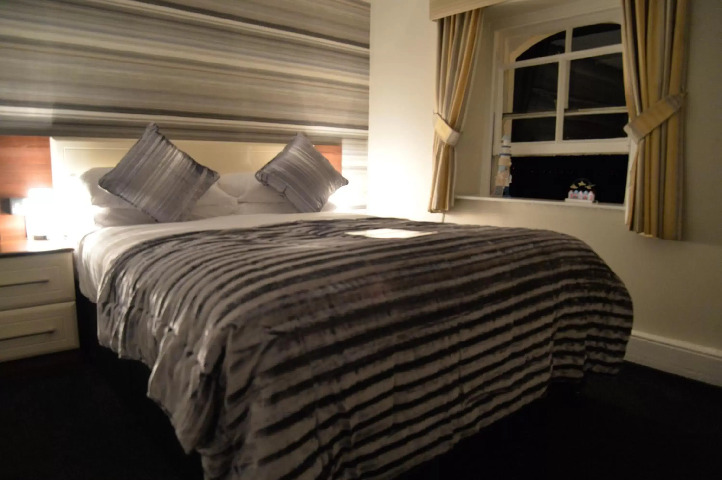 Bed in Lauriston & Lawton Court Hotel