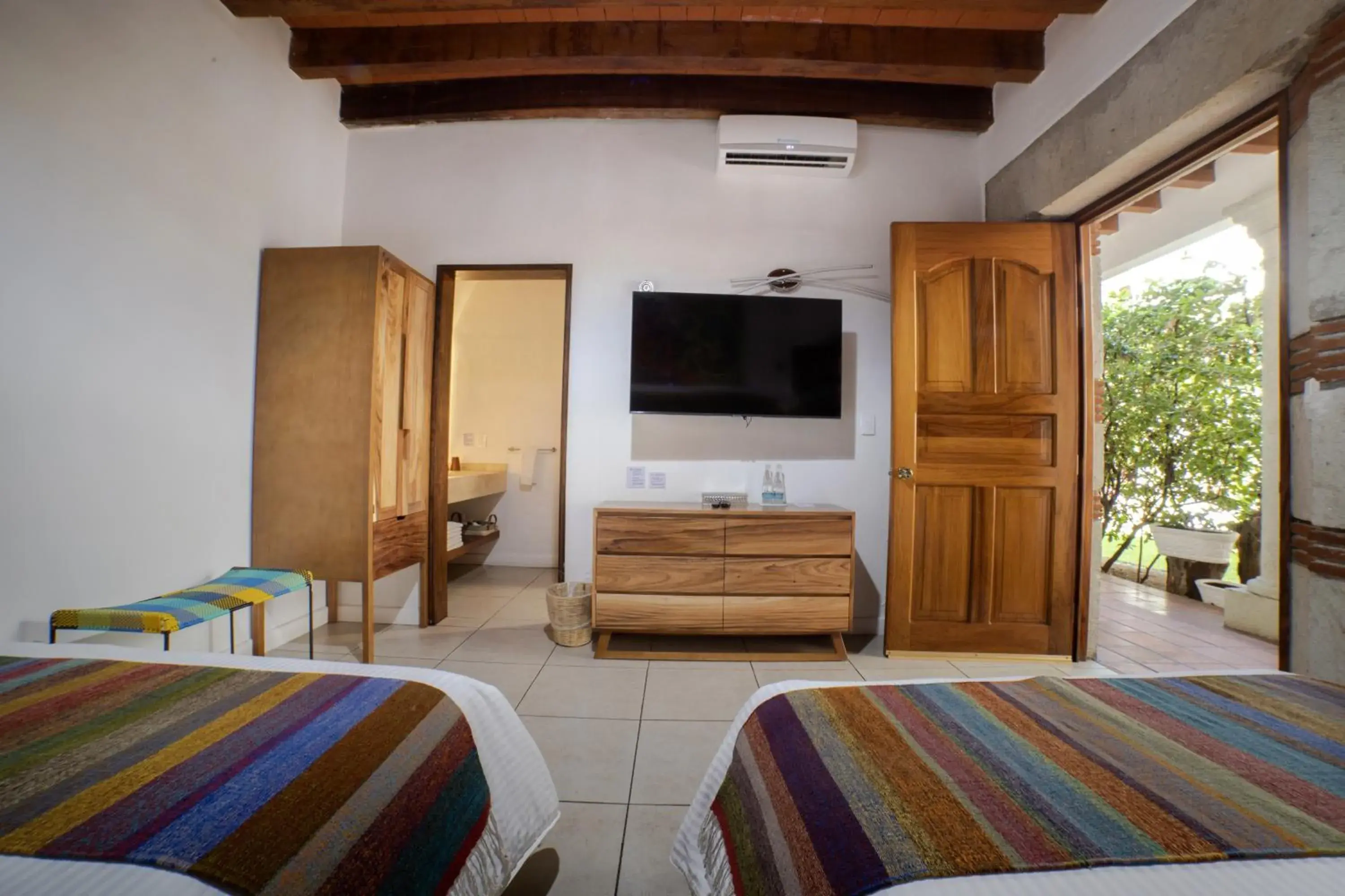 Bedroom, TV/Entertainment Center in NaNa Vida Hotel Oaxaca