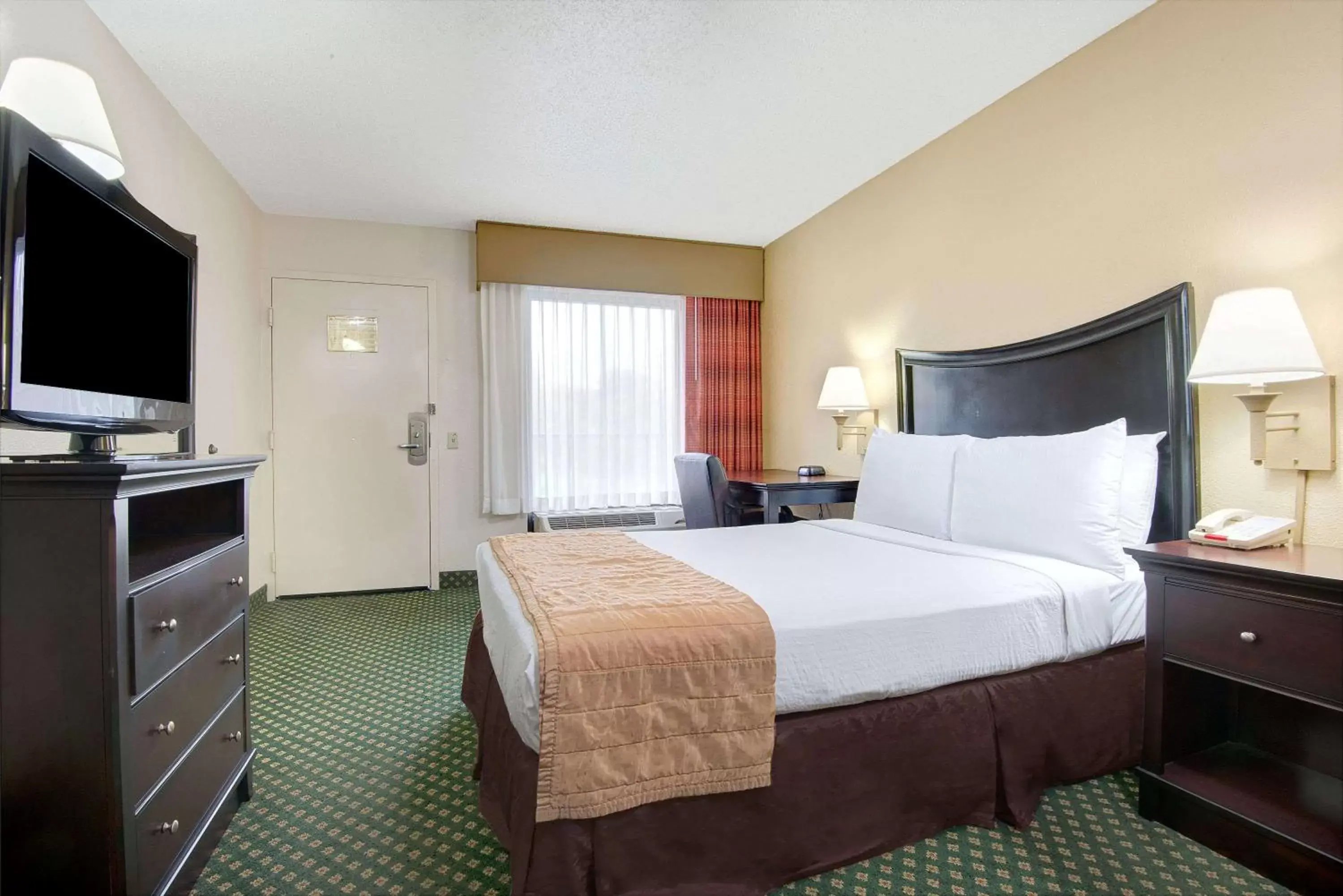 Photo of the whole room, Bed in Baymont by Wyndham Nashville Airport