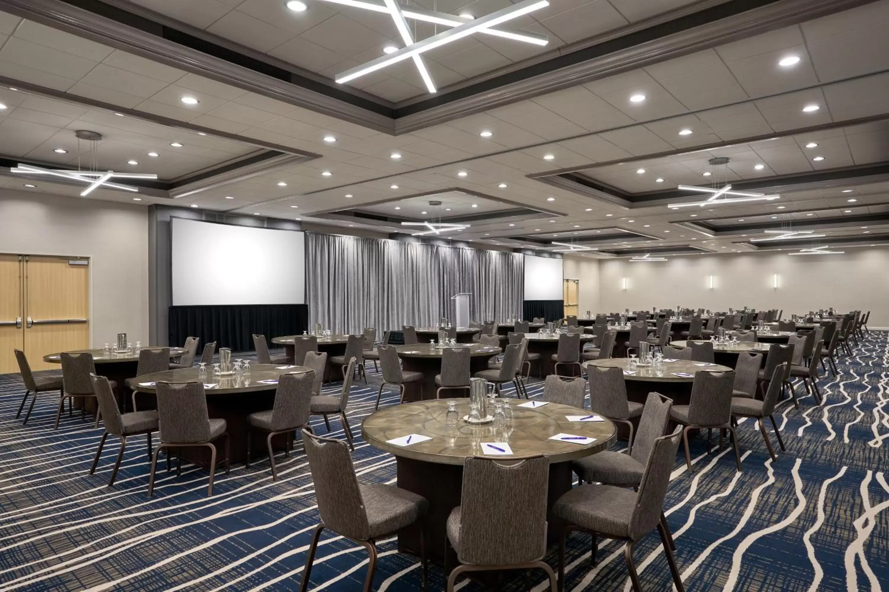 Meeting/conference room in Delta Hotels by Marriott Minneapolis Northeast
