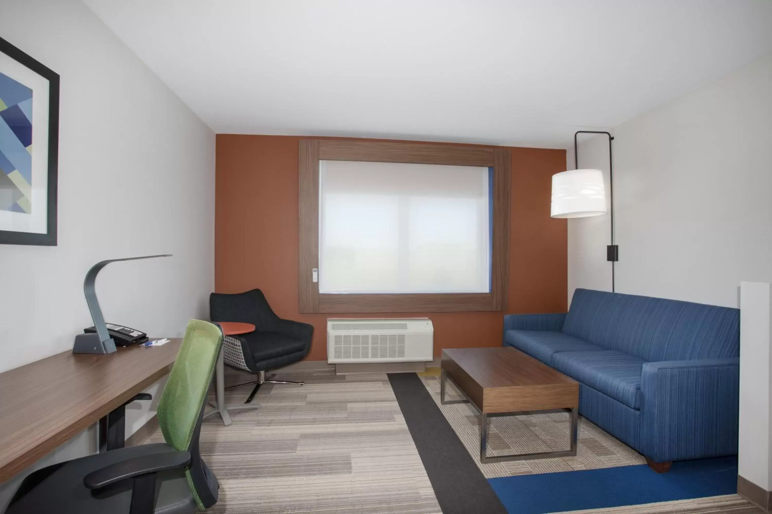 Bedroom, Seating Area in Holiday Inn Express & Suites Sioux City North - Event Center, an IHG Hotel