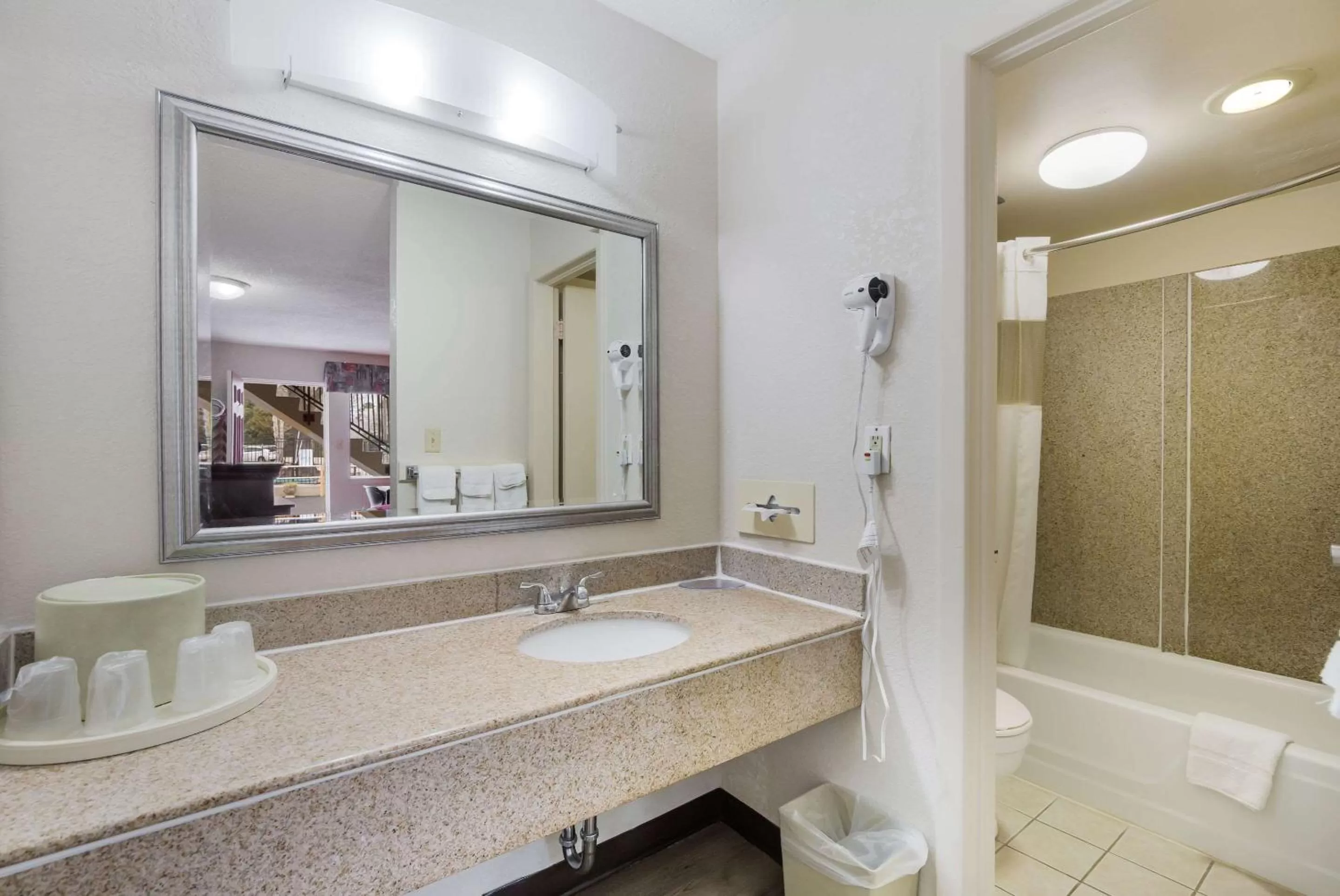 Bathroom in Econo Lodge Williamsburg Historic Area