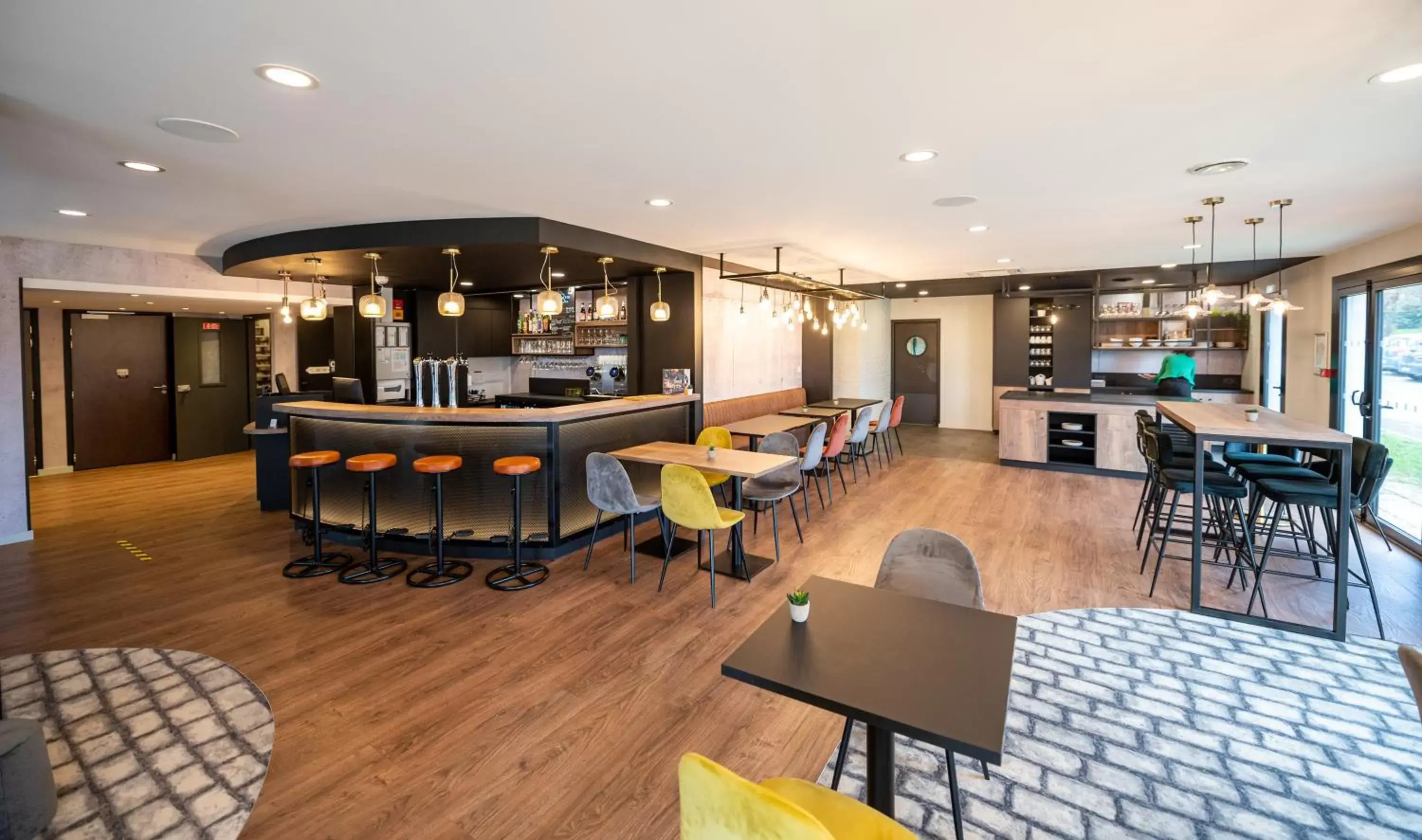 Property building, Lounge/Bar in Kyriad Hotel Laval