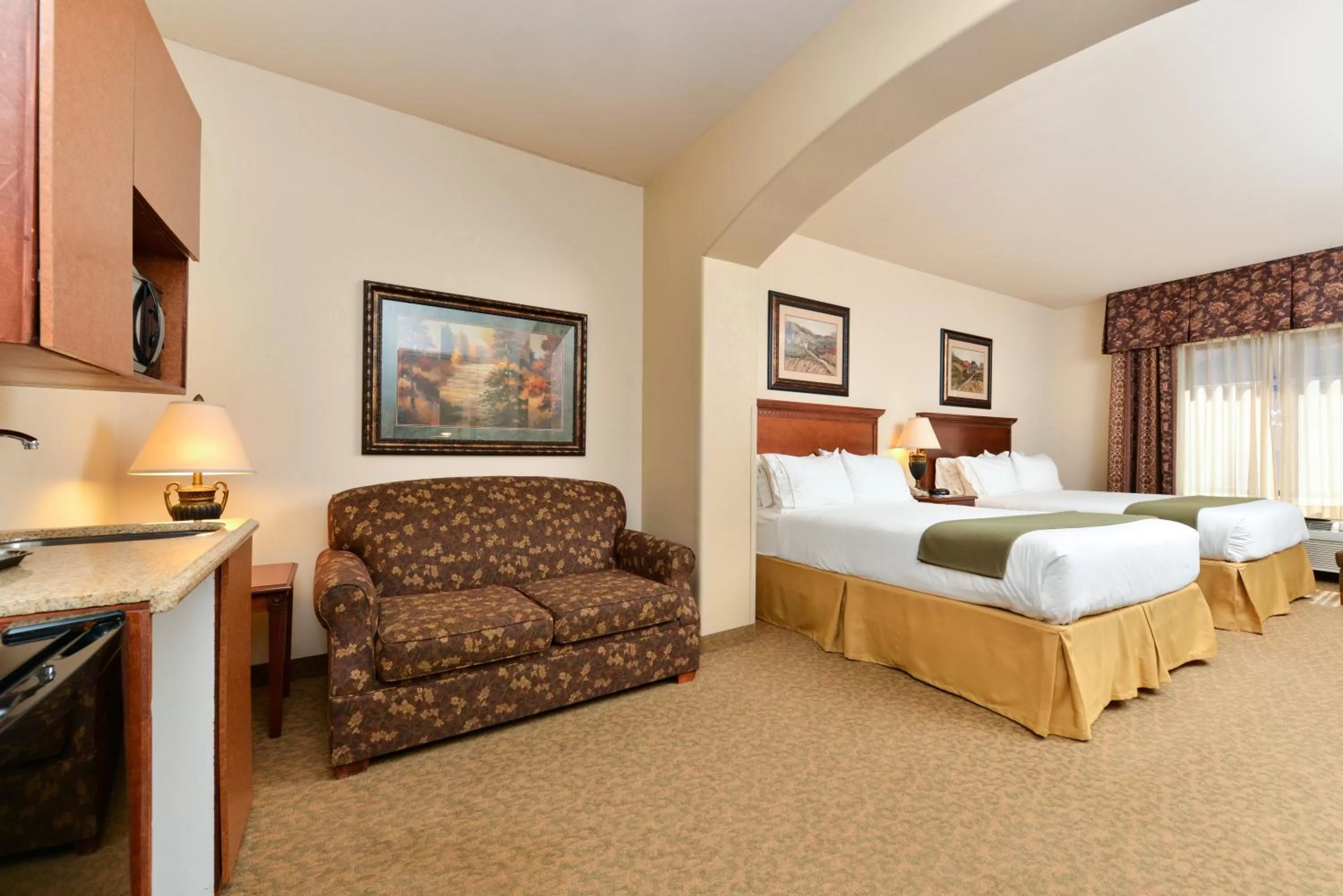 Photo of the whole room, Bed in Holiday Inn Express Hotel & Suites Las Cruces by IHG