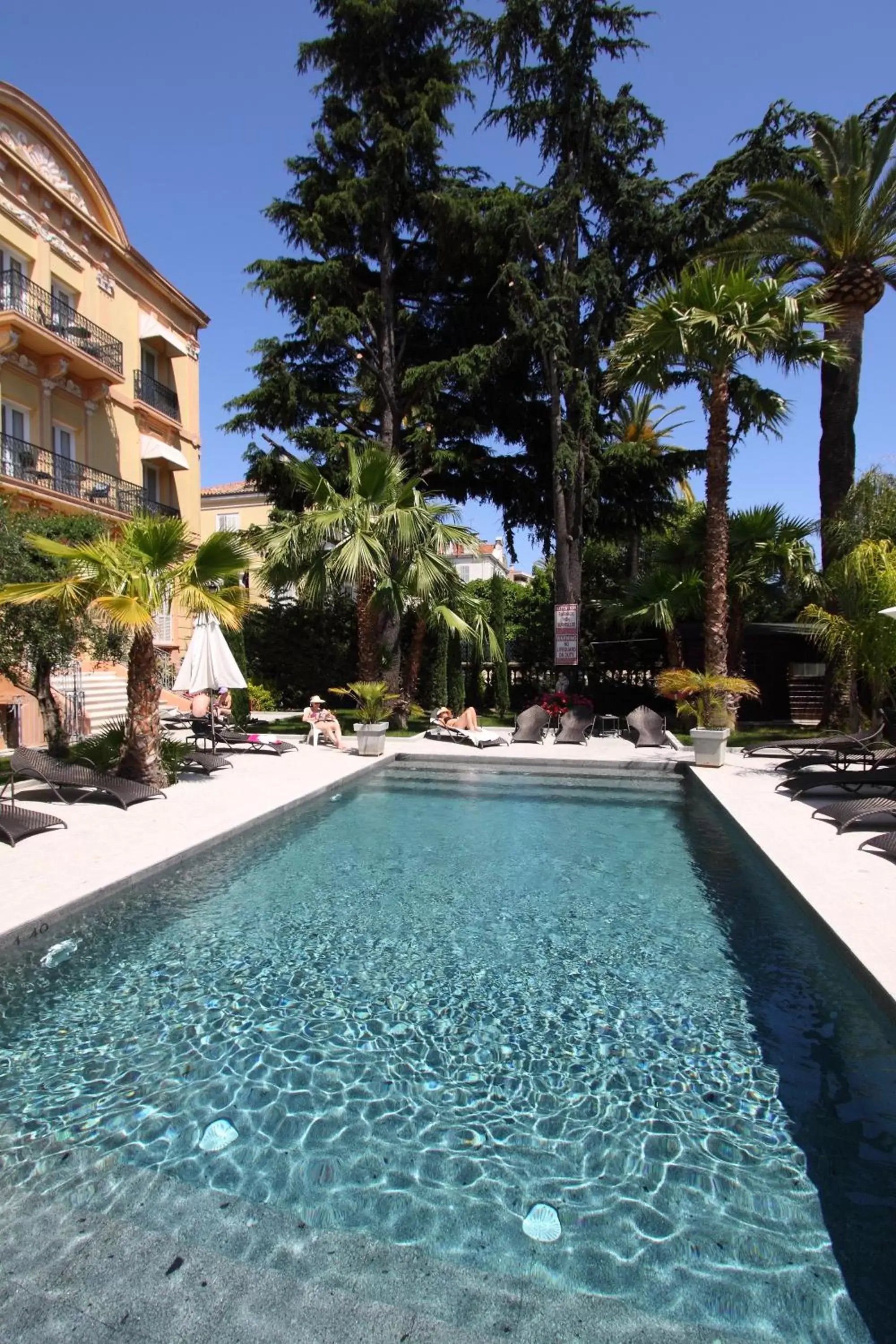 Swimming pool, Property Building in GOLDEN TULIP CANNES HOTEL de PARIS