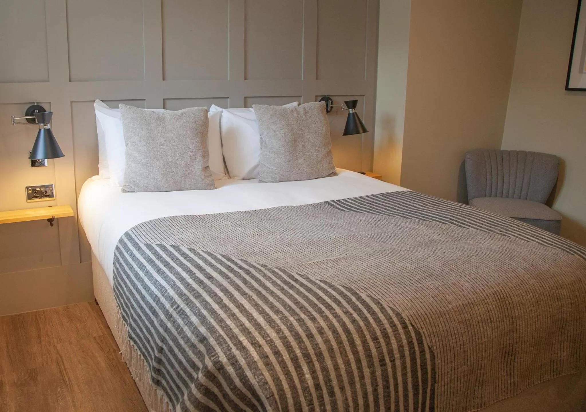 Bedroom, Bed in The Kings Arms Hotel