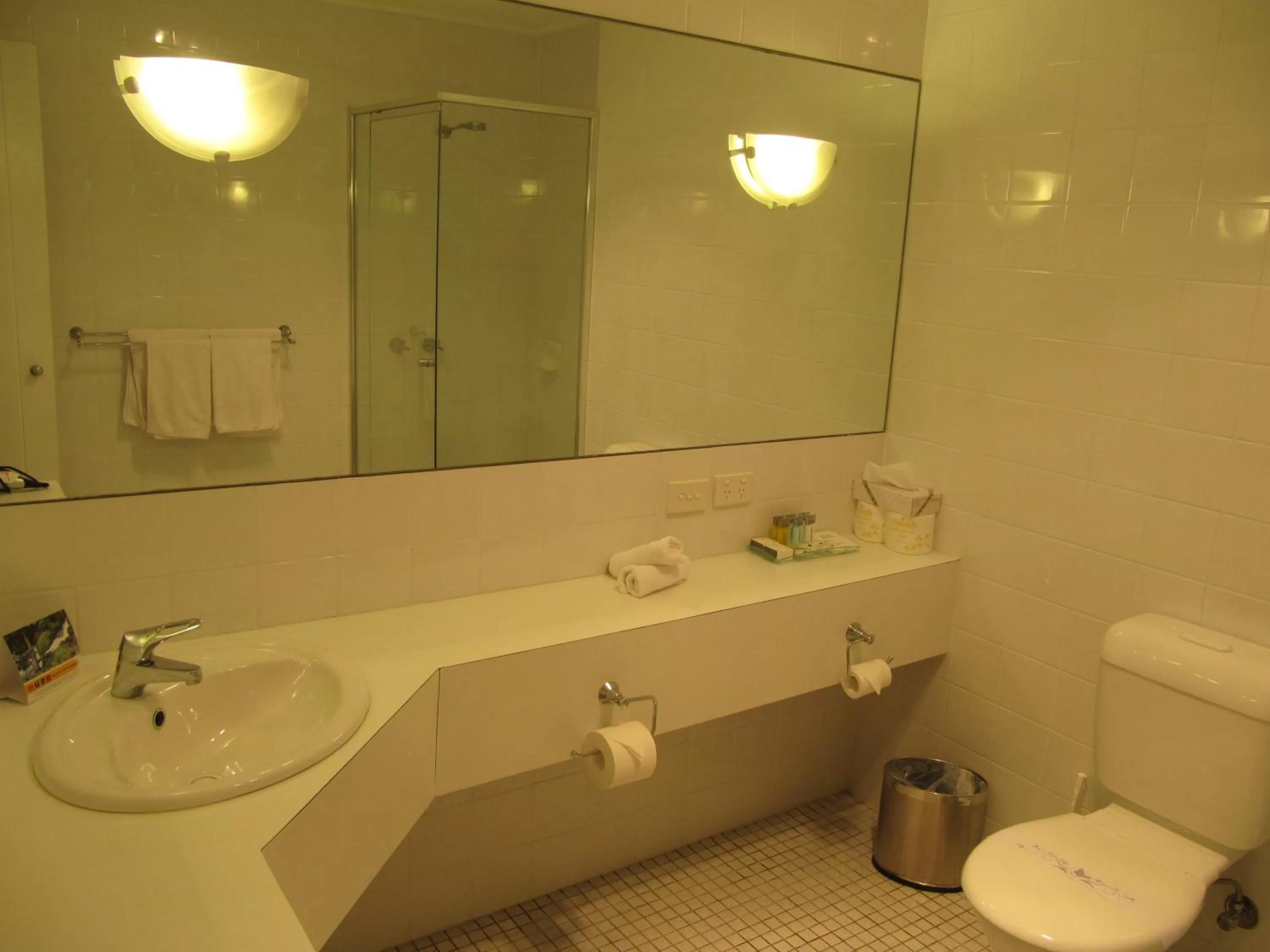 Bathroom in Seacombe House Motor Inn Port Fairy