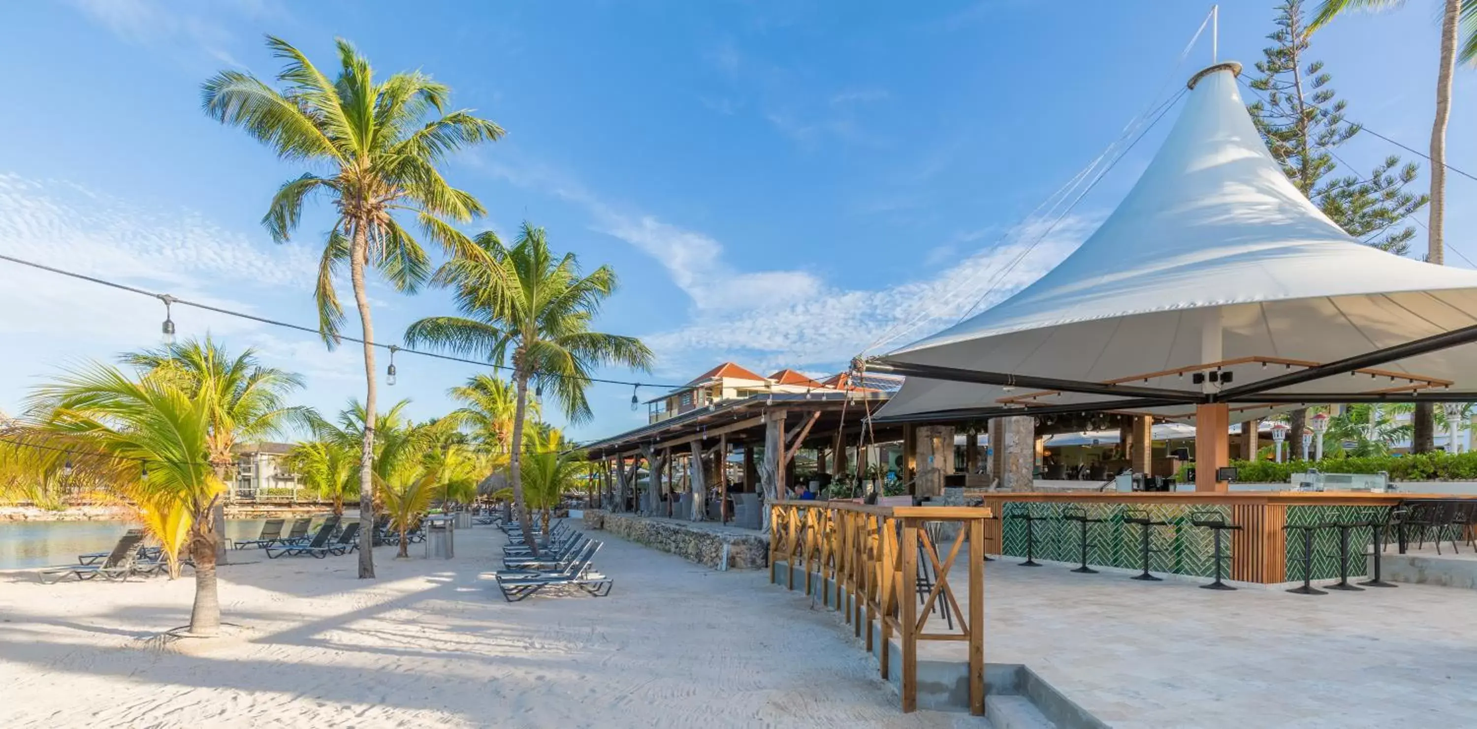 Lounge or bar, Property Building in Curacao Avila Beach Hotel
