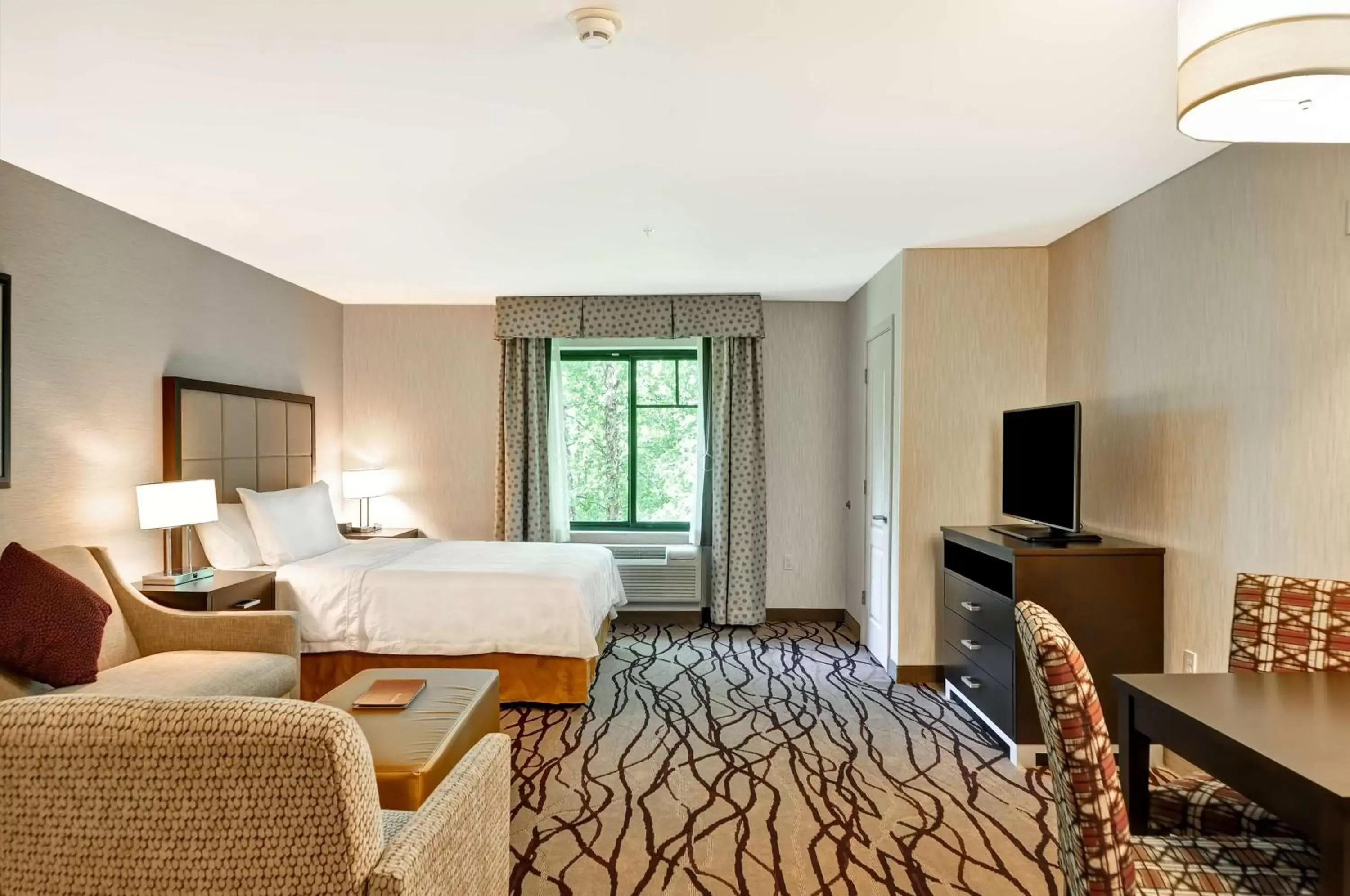 Bed, TV/Entertainment Center in Homewood Suites by Hilton Boston Cambridge-Arlington, MA