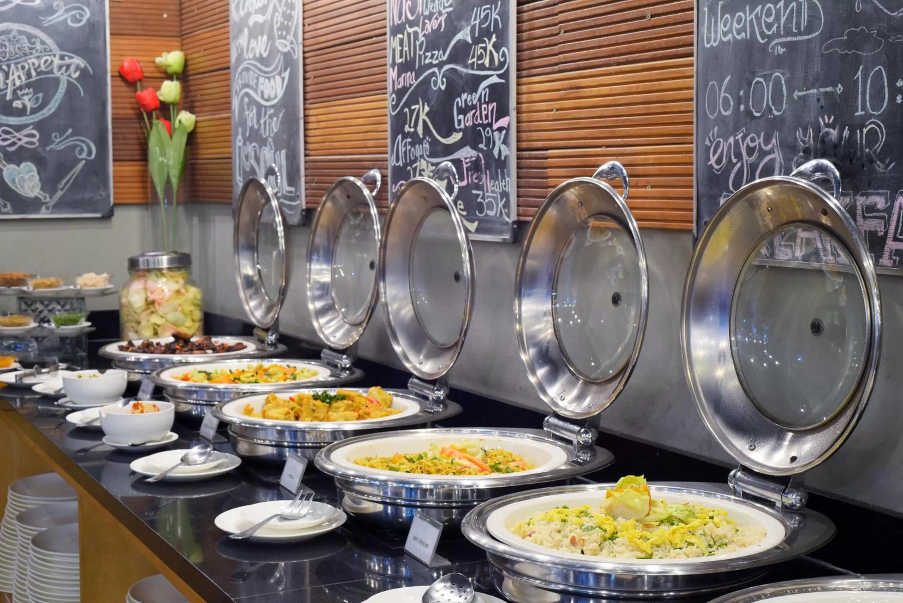 Dining area in Oak Tree Emerald Hotel & Coventions Semarang