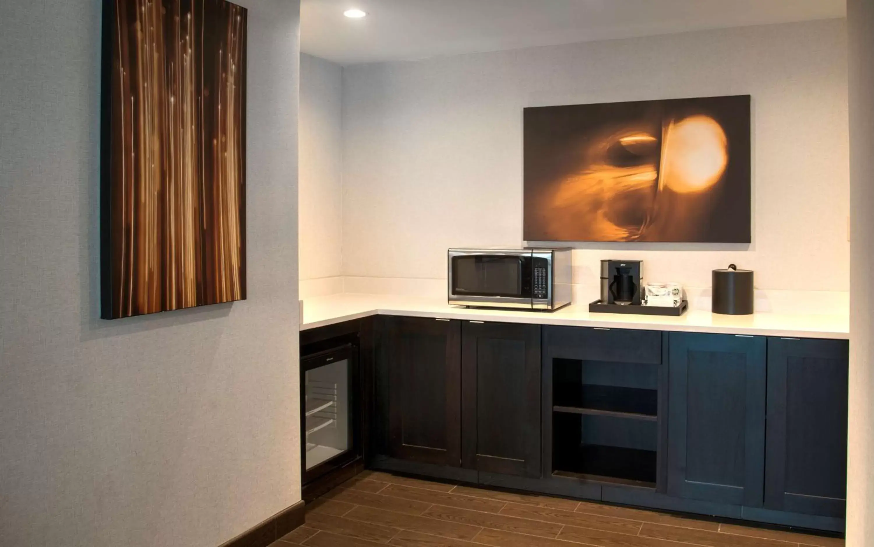 Photo of the whole room, Kitchen/Kitchenette in Hyatt Regency San Francisco Airport