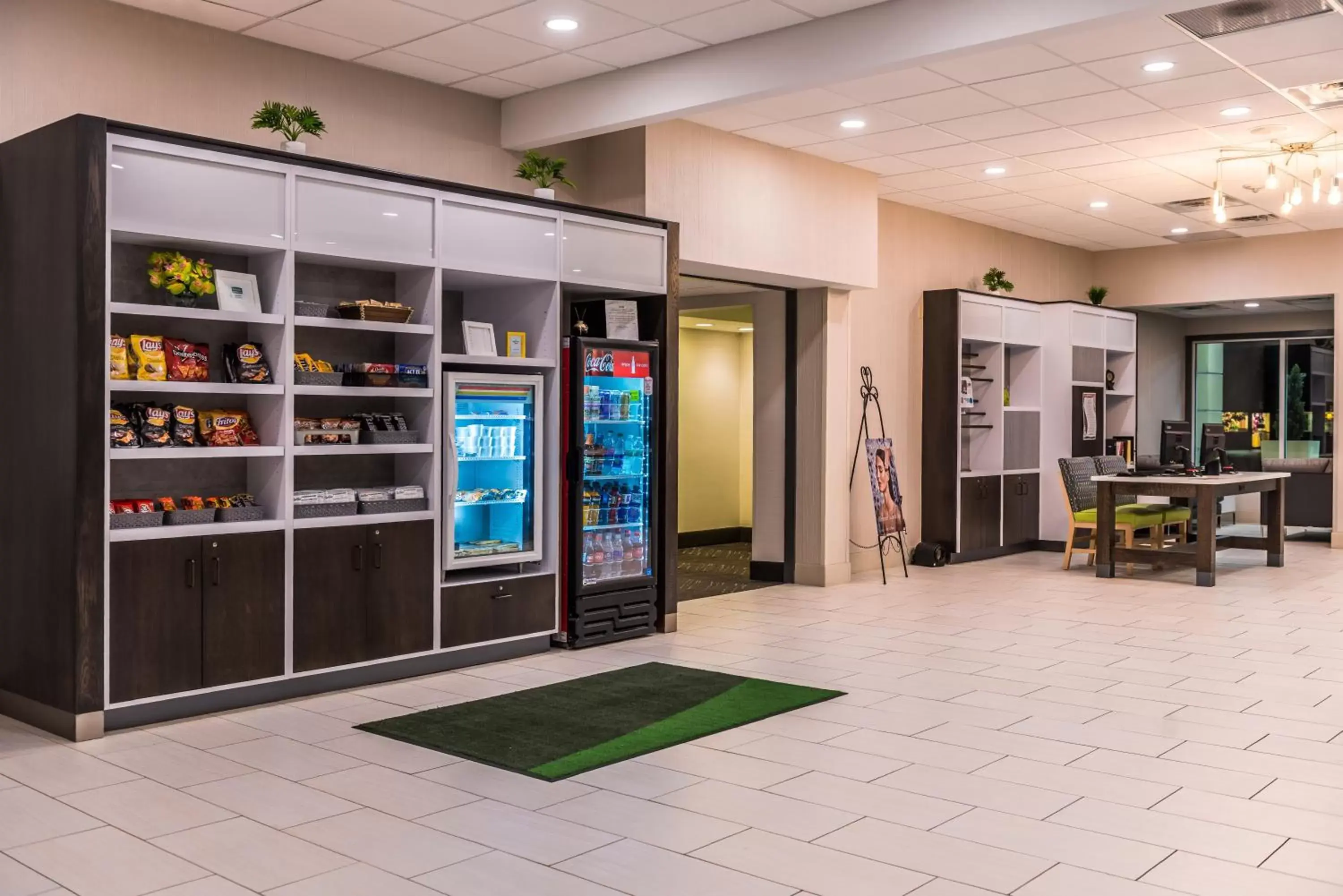 Lobby or reception in Holiday Inn Auburn-Finger Lakes Region, an IHG Hotel