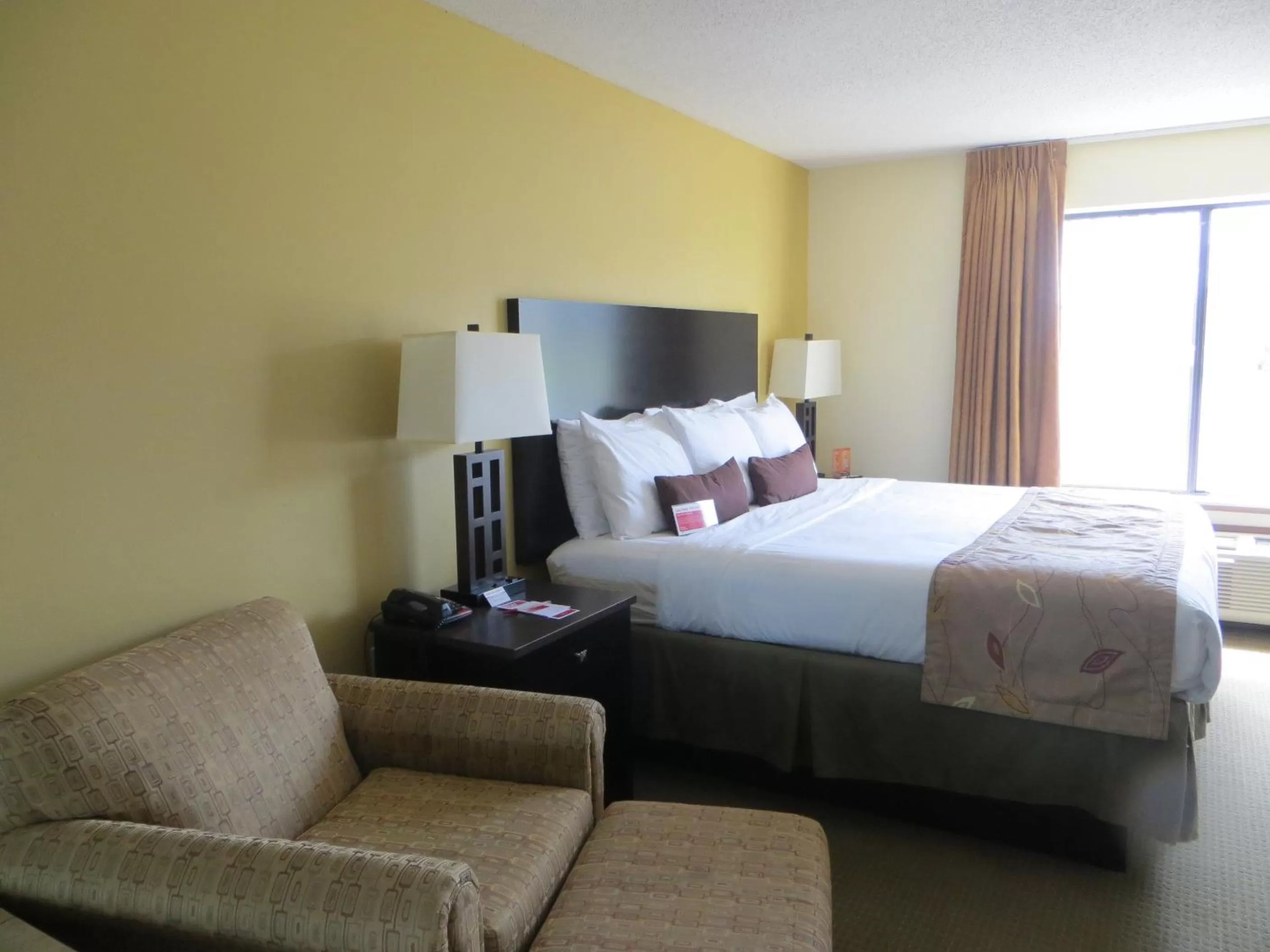 Bedroom, Bed in Ramada by Wyndham Wisconsin Dells I-90