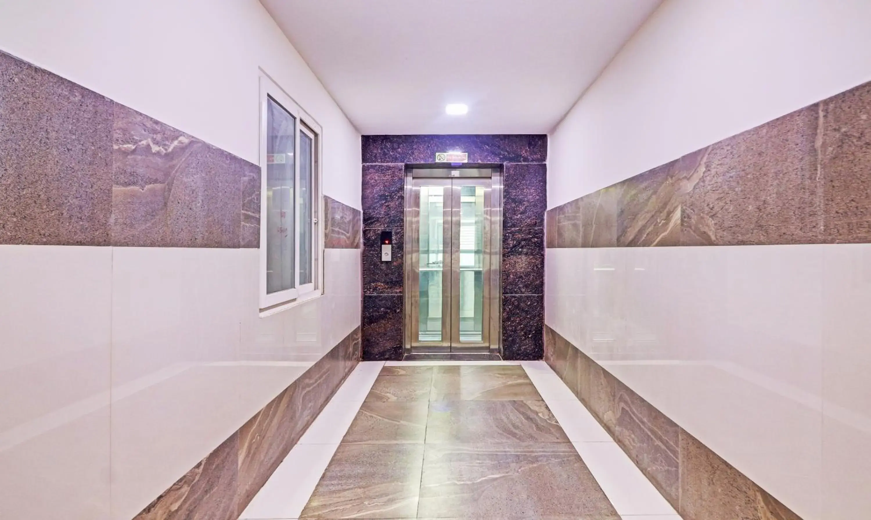 elevator in OYO 10595 Hotel Mirras