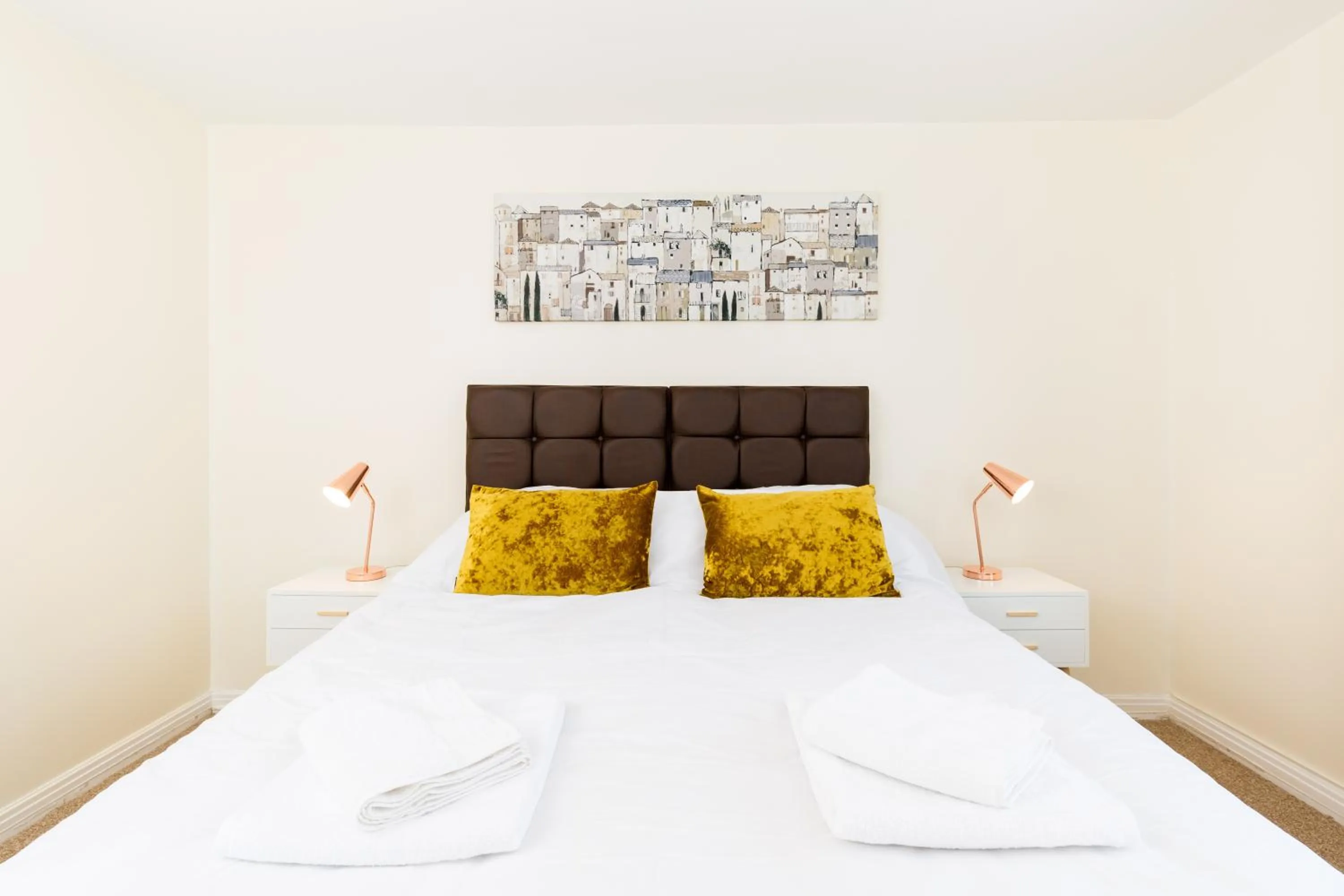 Bedroom, Bed in Drayton Manor House FREE parking