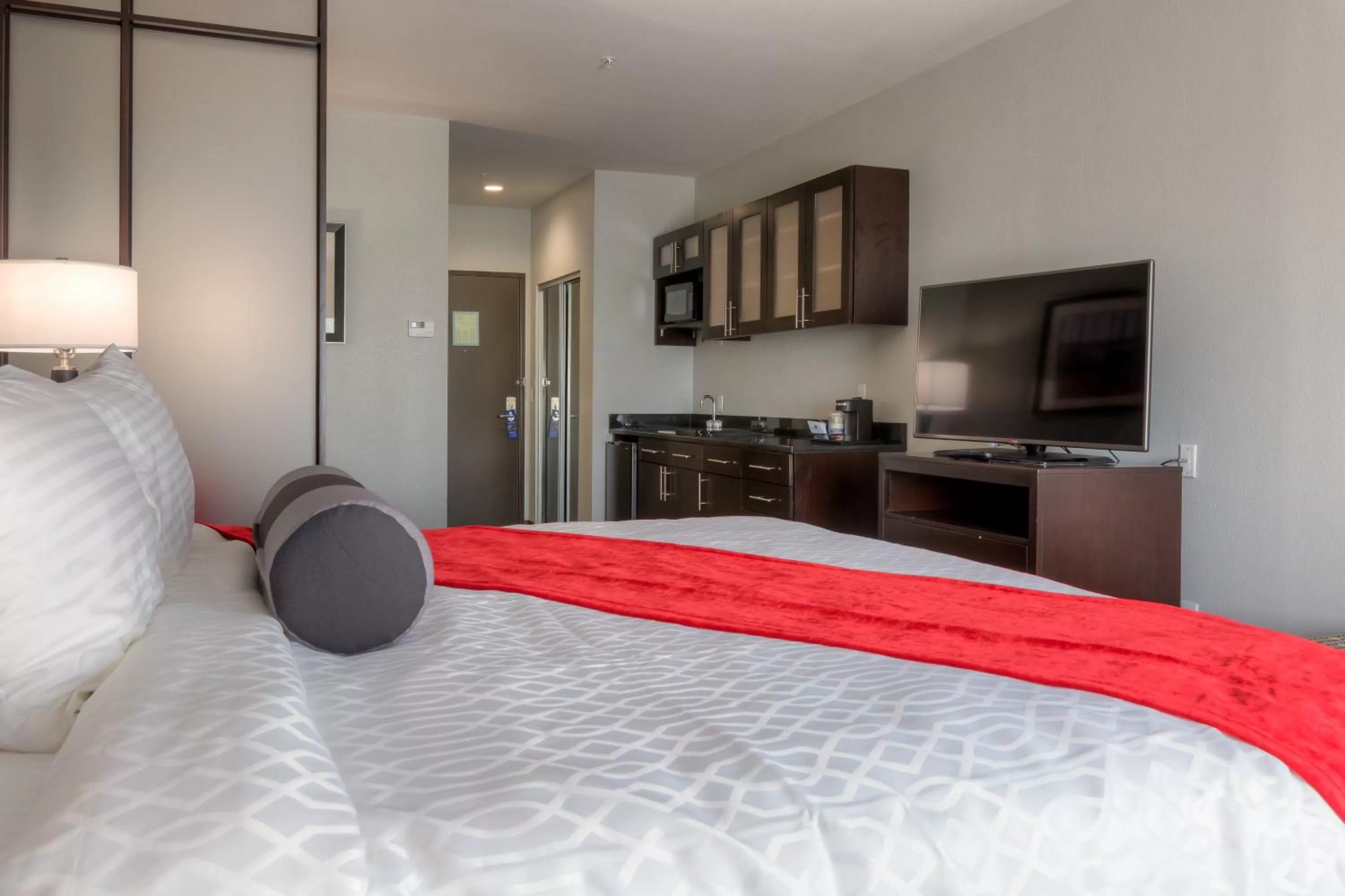 King Suite with Sofa Bed and Kitchenette in Best Western Plus Coweta's 1st Hotel