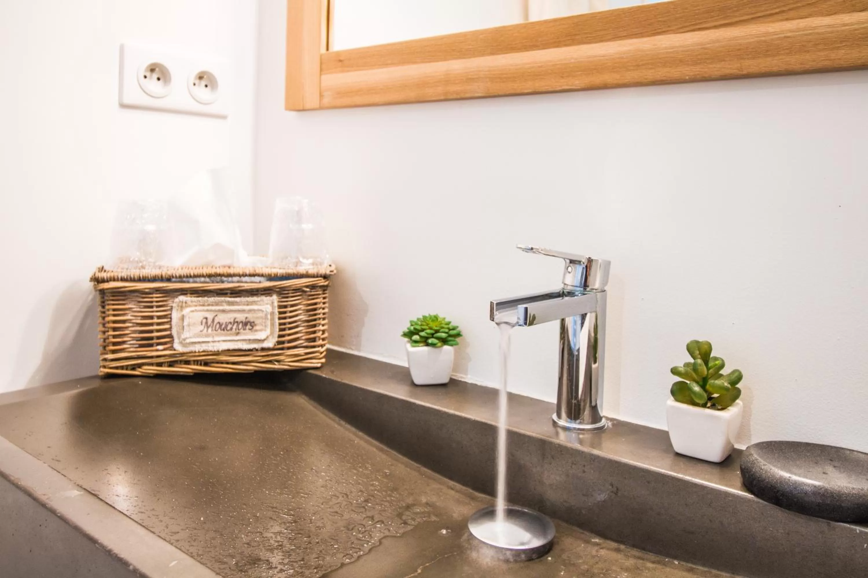 Bathroom in Le Temps des Hôtes