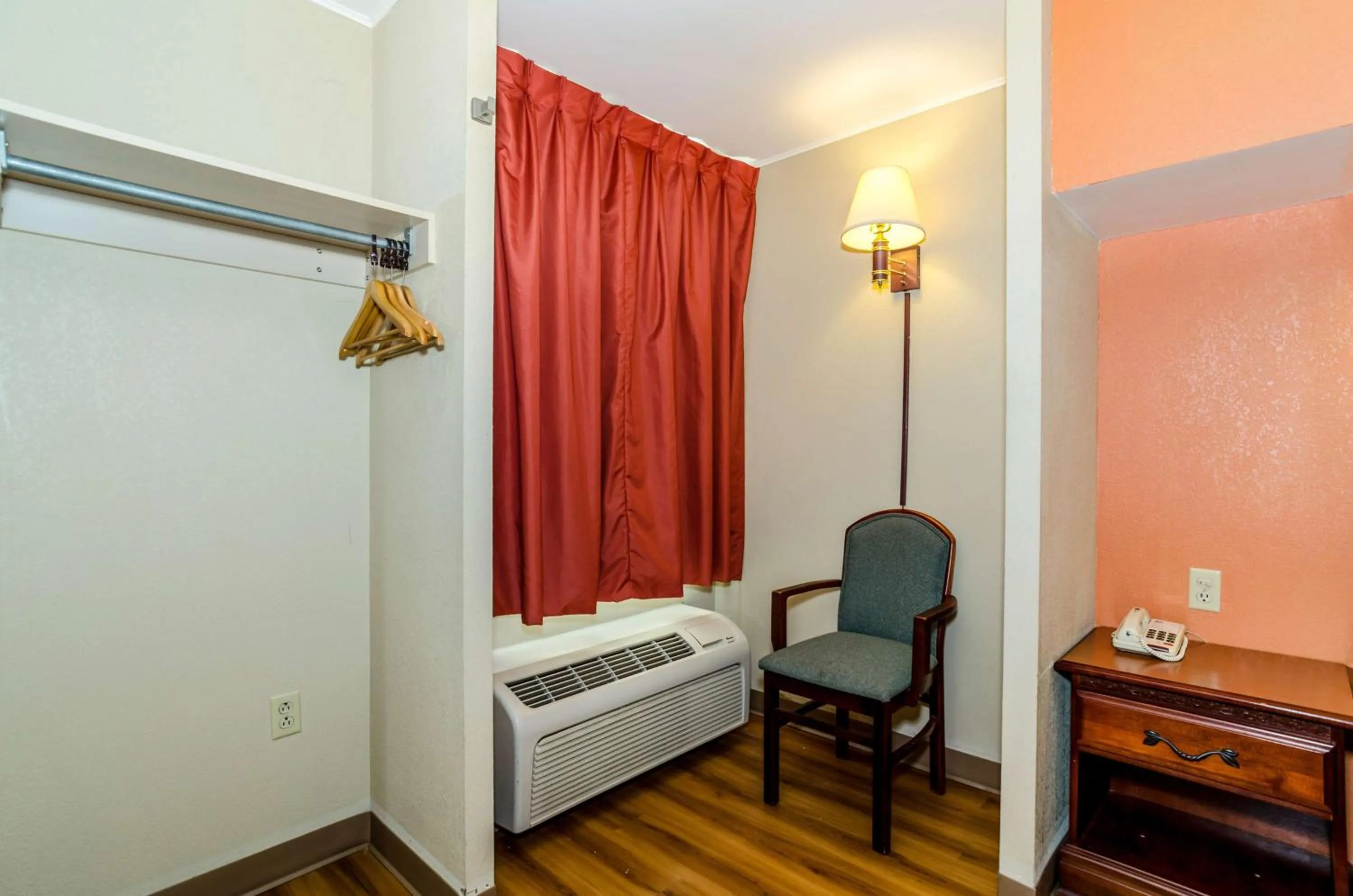 Photo of the whole room in Motel 6-Newark, DE