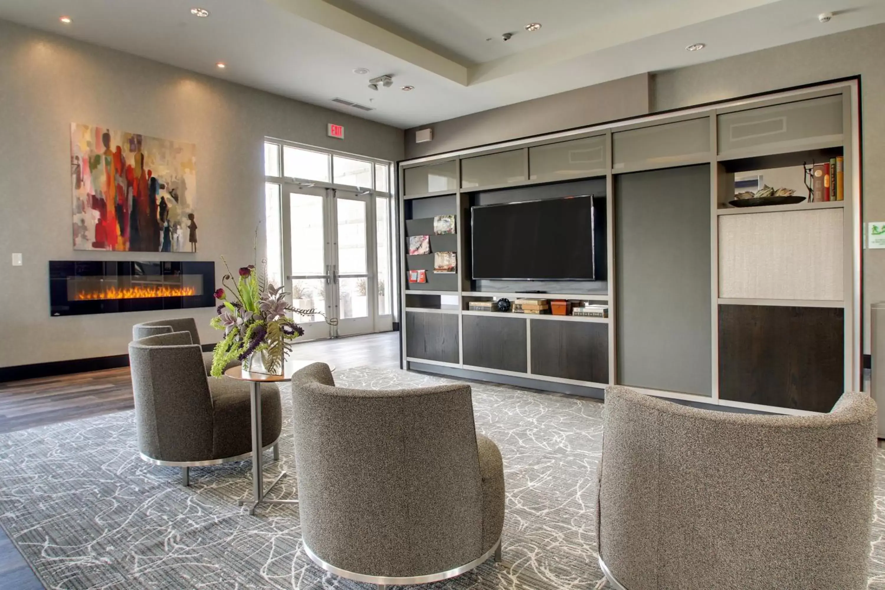 Lobby or reception, TV/Entertainment Center in Holiday Inn & Suites Peoria at Grand Prairie, an IHG Hotel