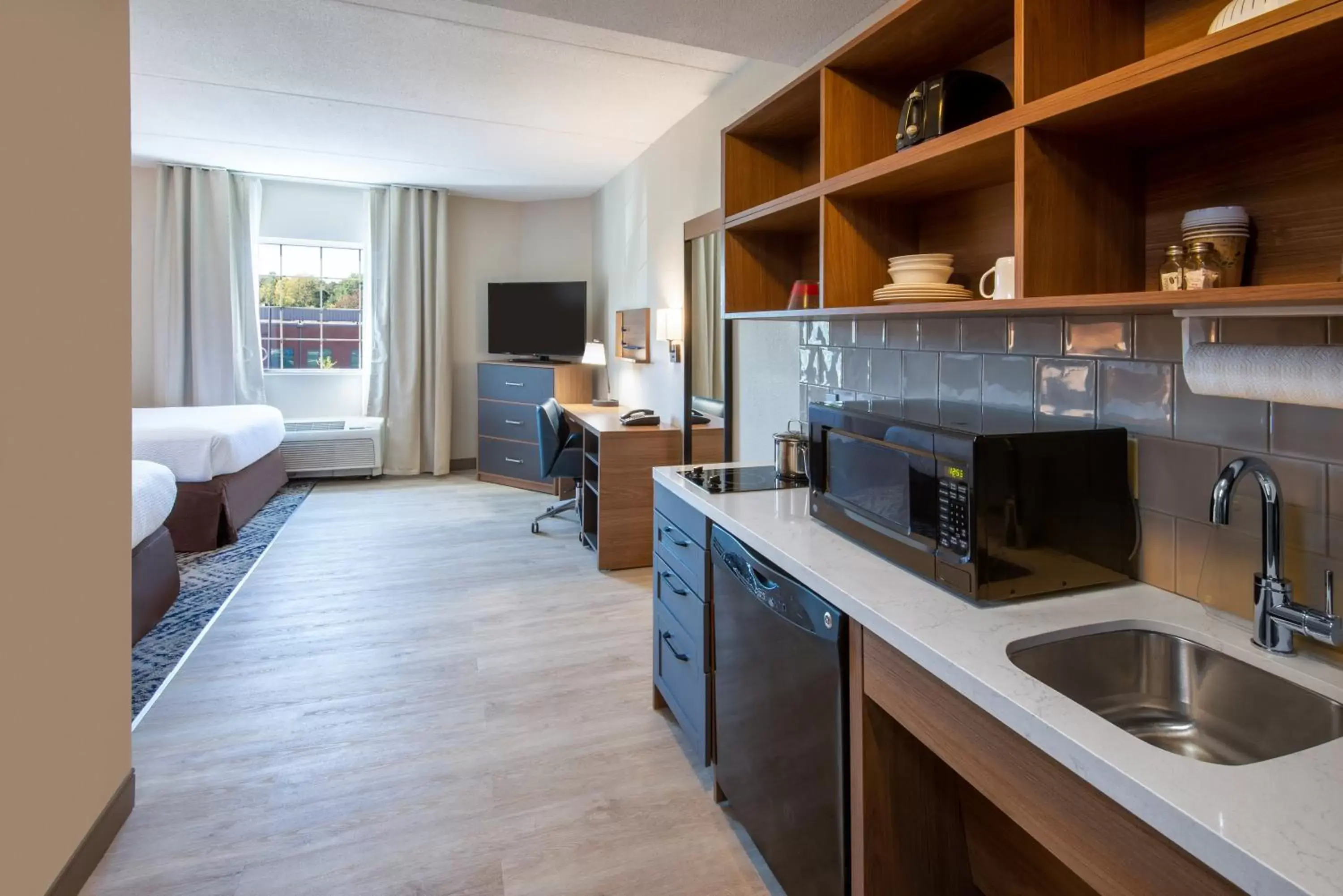 Bedroom, Kitchen/Kitchenette in Candlewood Suites Manassas, an IHG Hotel