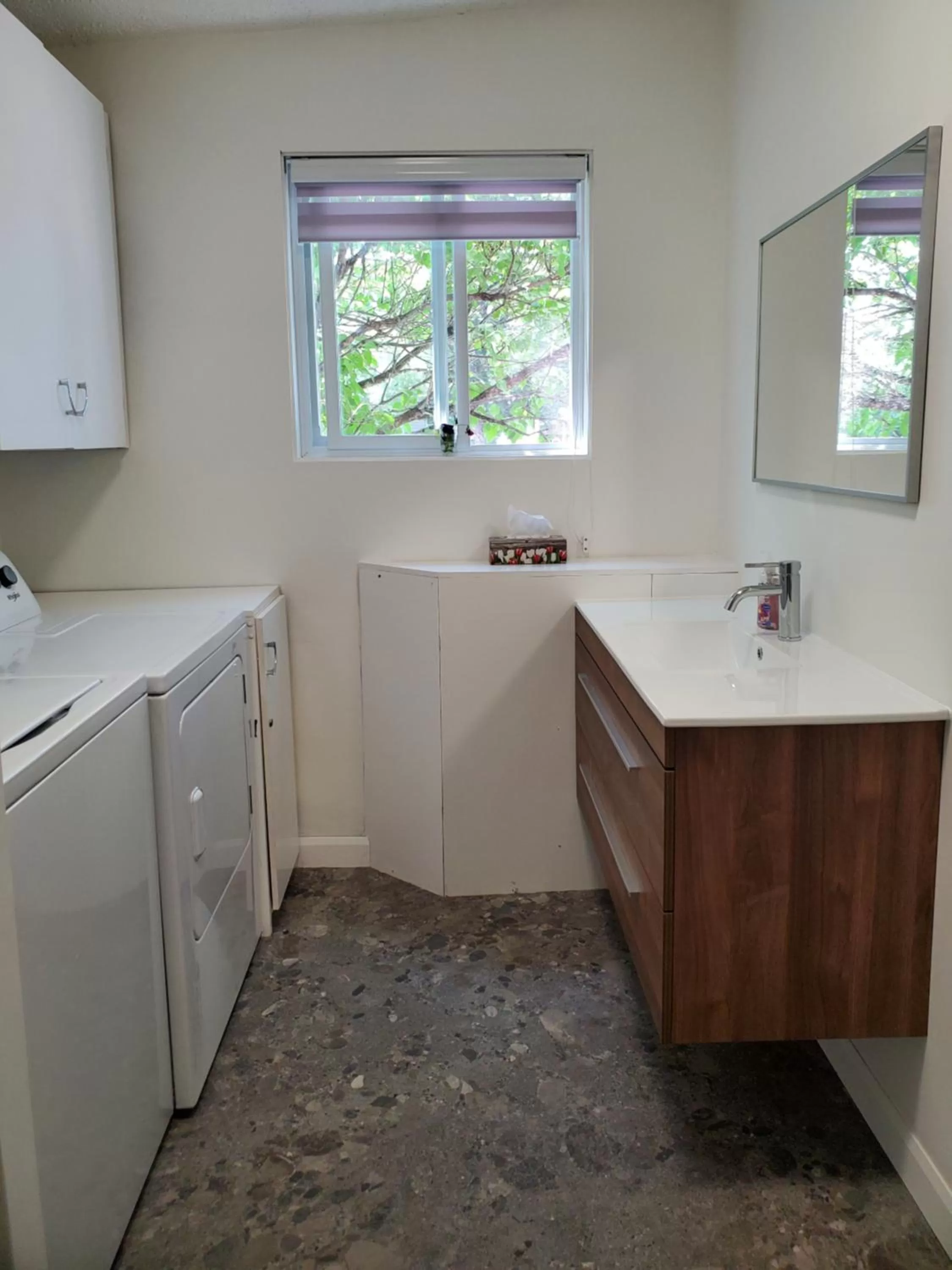 Bathroom, Kitchen/Kitchenette in Auberge Mélilot