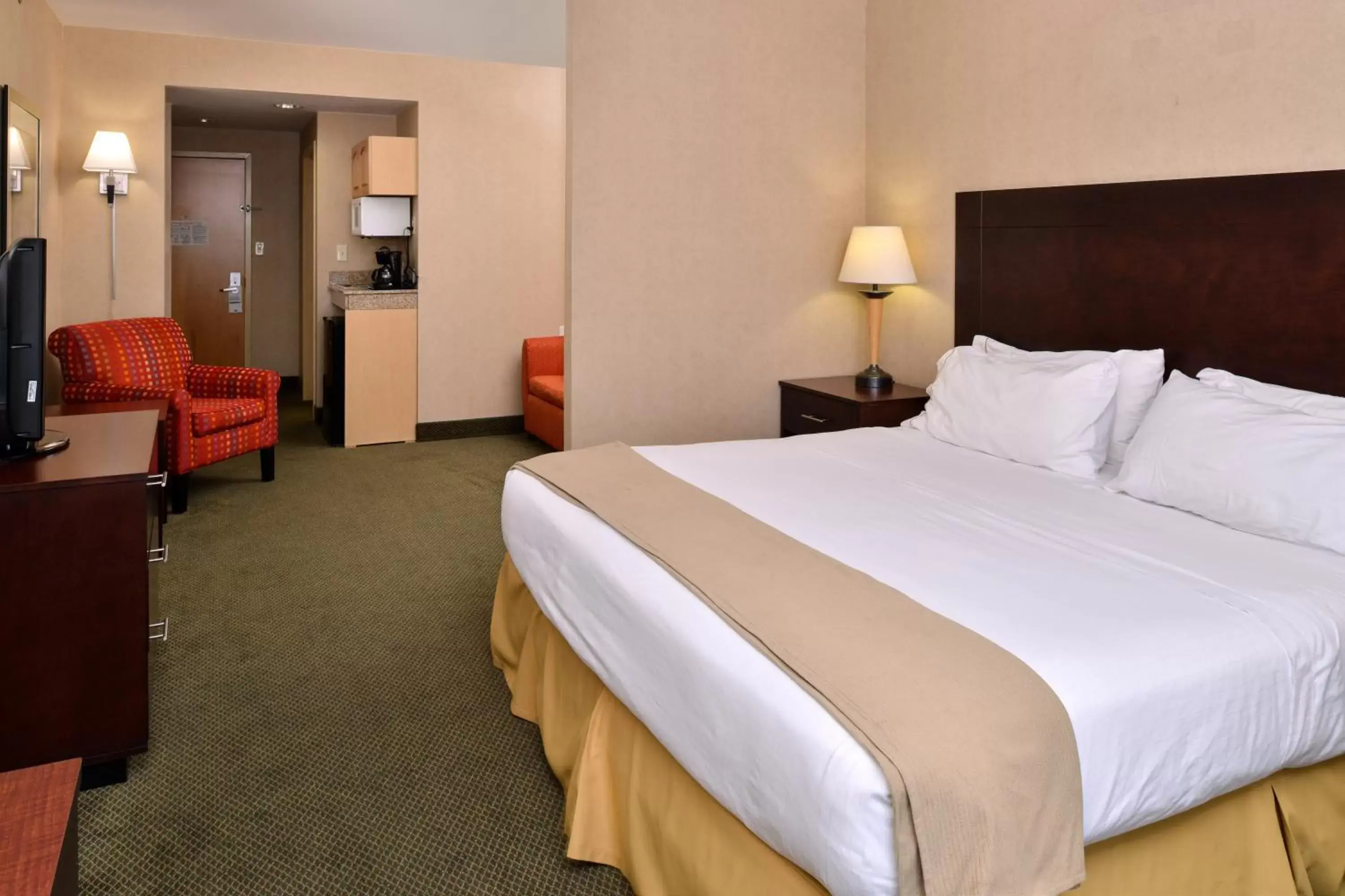 Photo of the whole room, Bed in Holiday Inn Express & Suites - Ocean City, an IHG Hotel