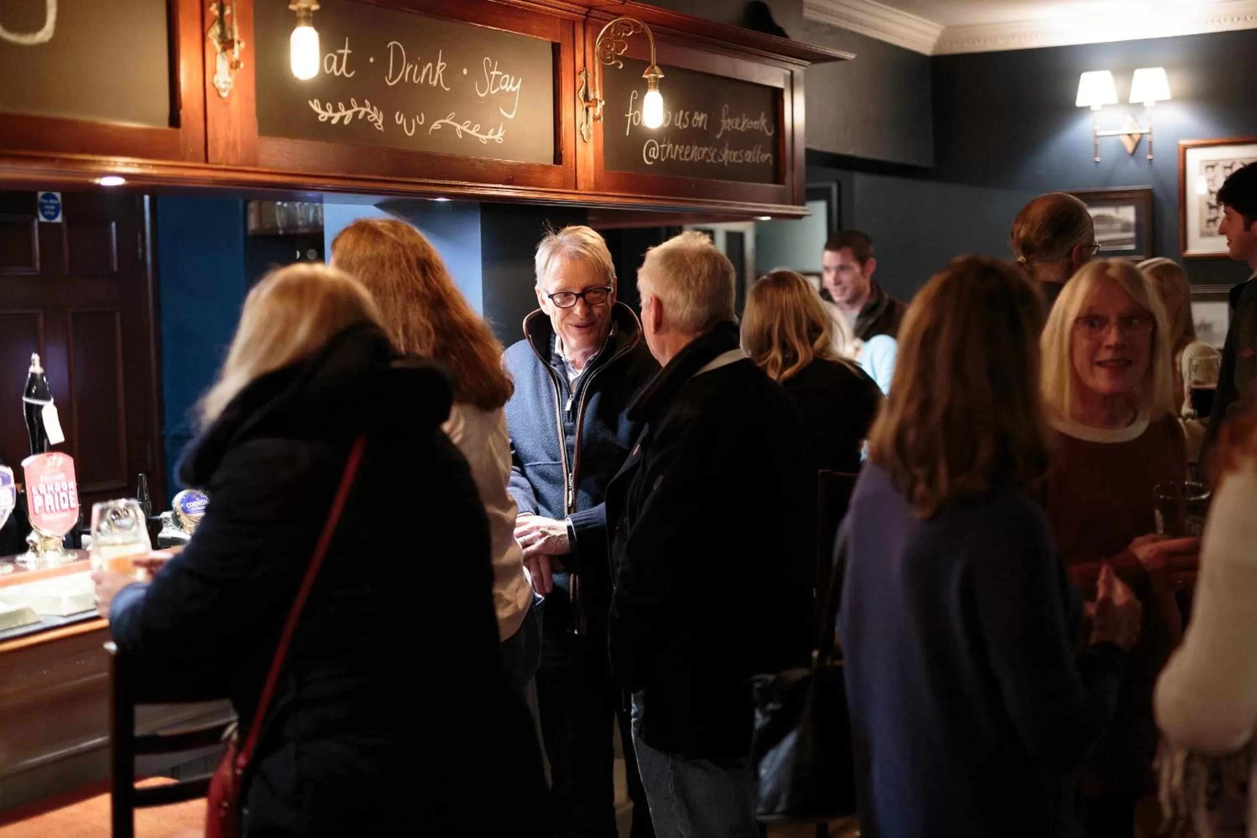 Lounge or bar in The Three Horseshoes East Worldham