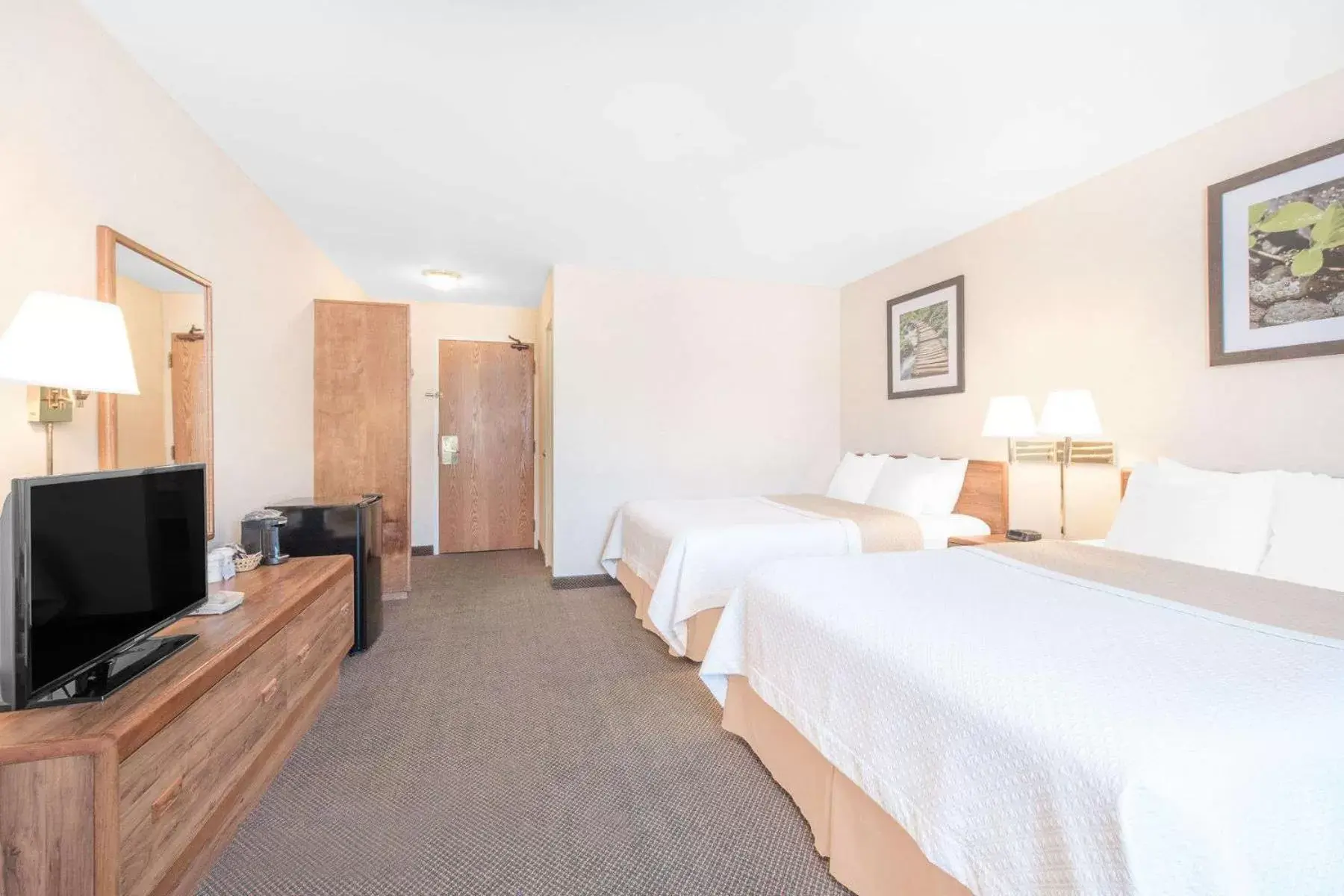 Photo of the whole room, Bed in Days Inn by Wyndham West Rapid City