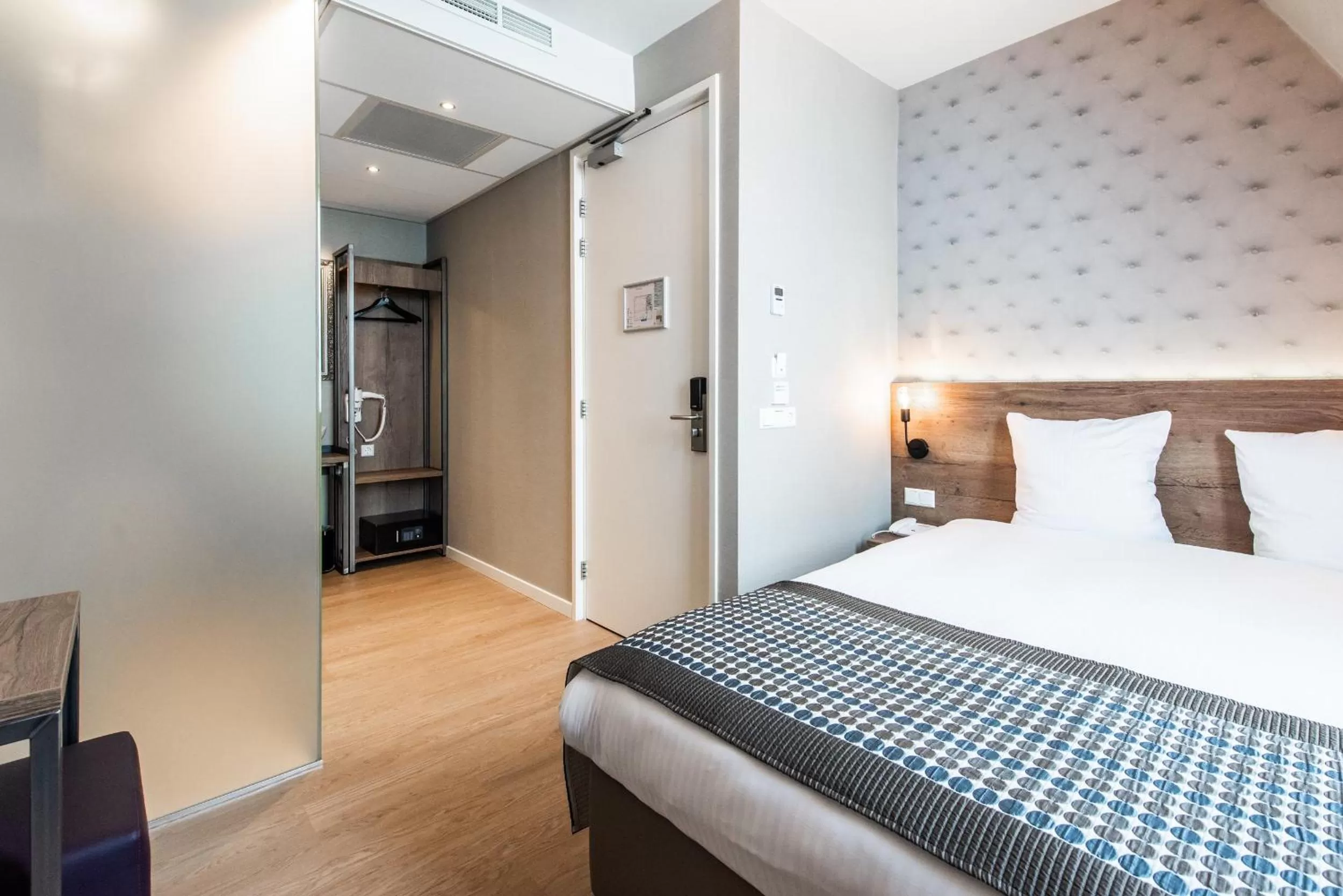 Bedroom, Bed in Melrose Hotel