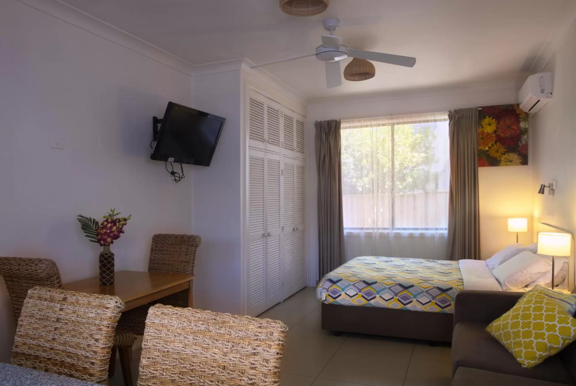 Photo of the whole room, Bed in Tuncurry Motor Lodge