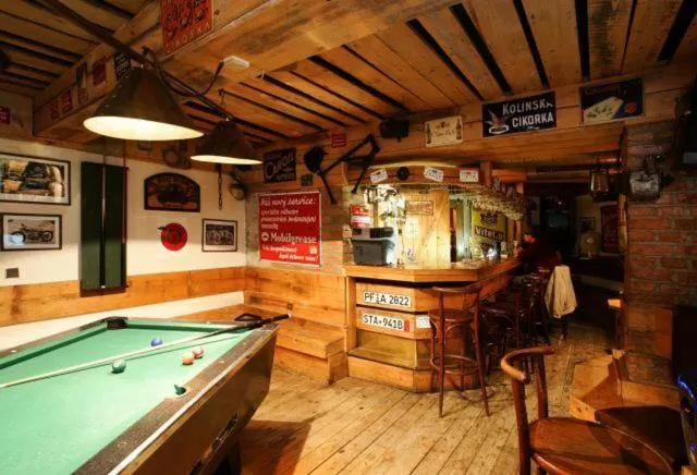 Restaurant/places to eat in Hotel Saloon