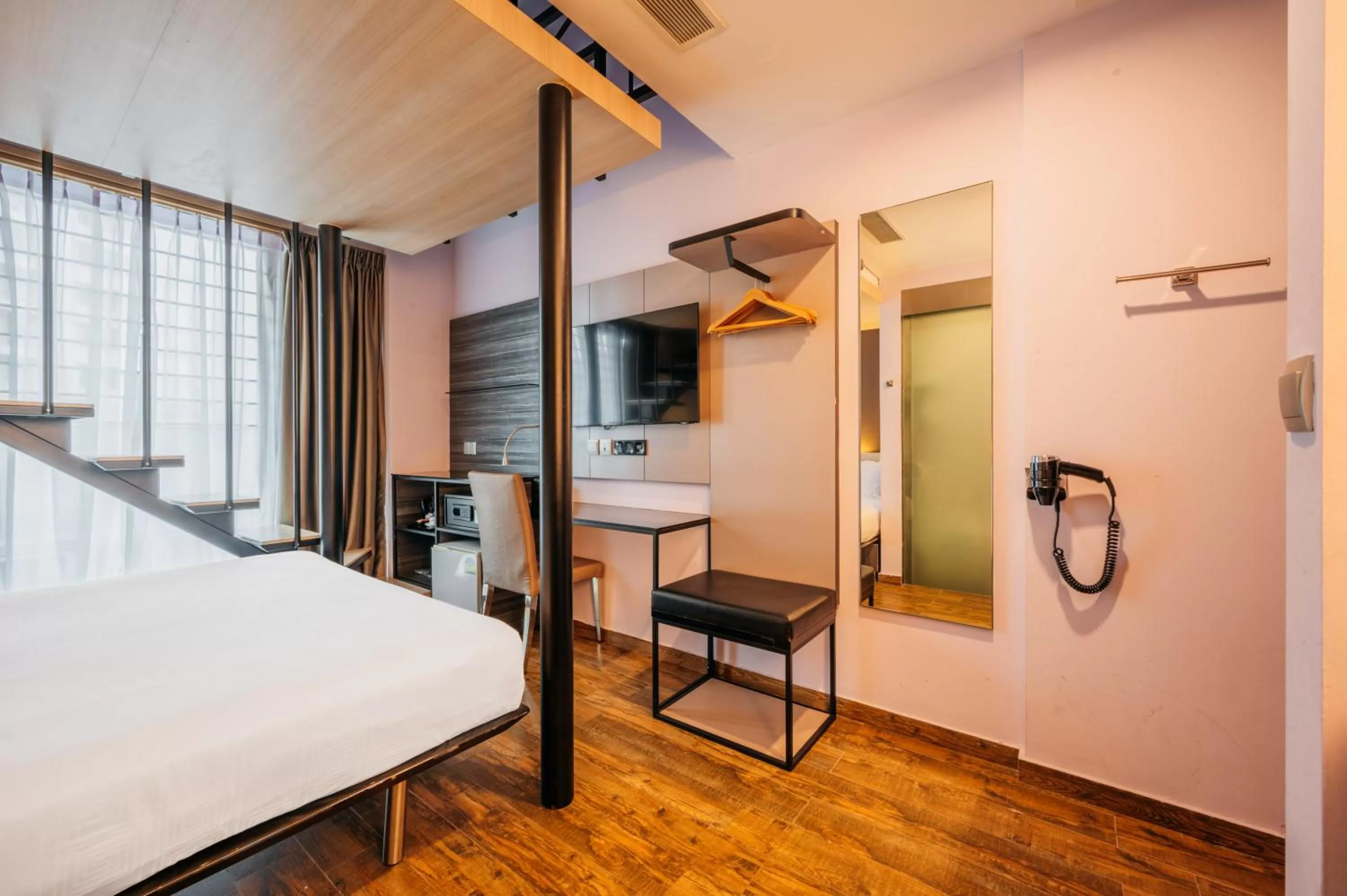 Photo of the whole room, Bed in Mercure Singapore Tyrwhitt