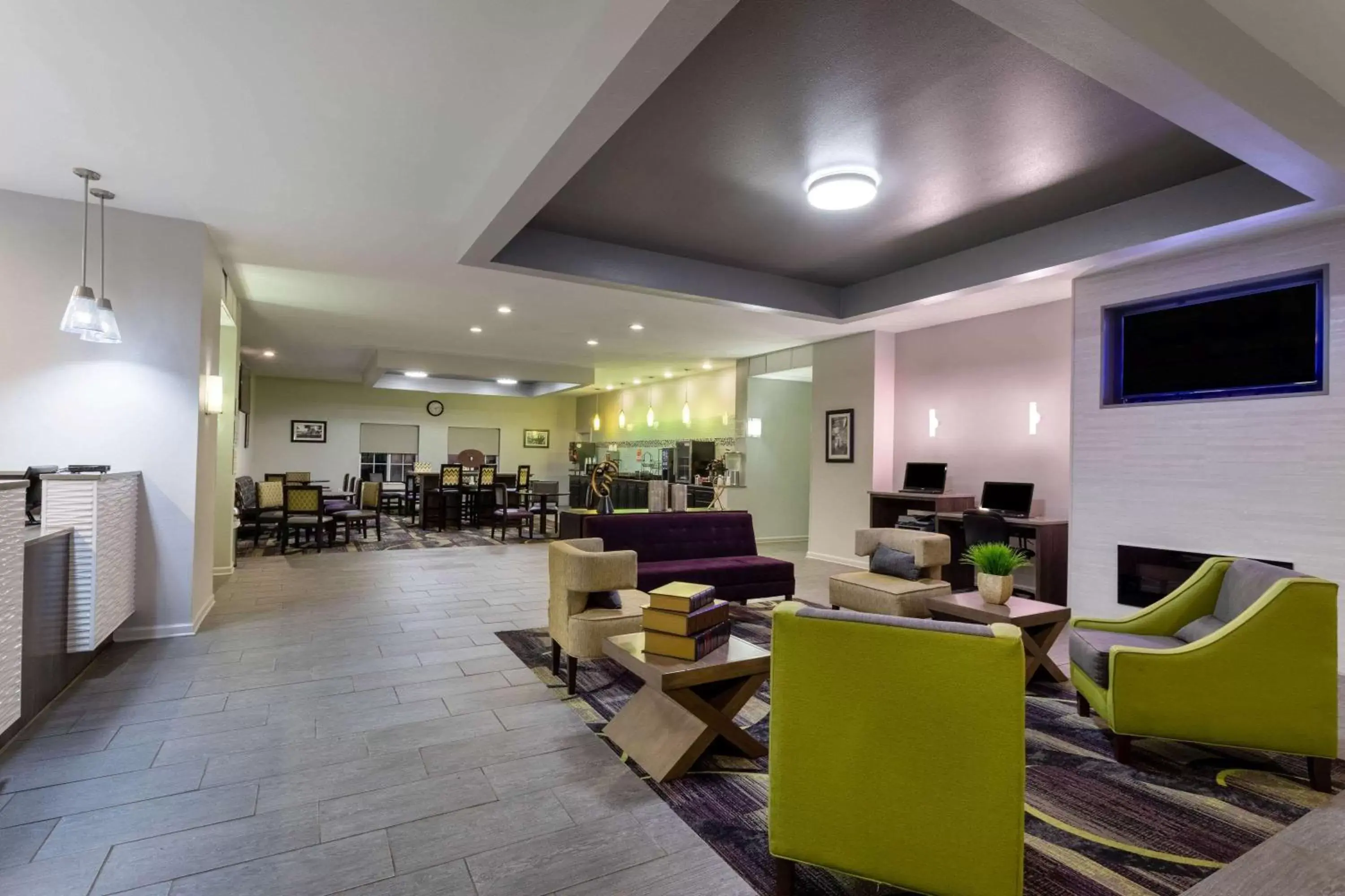 Lobby or reception in La Quinta by Wyndham Huntsville Airport Madison