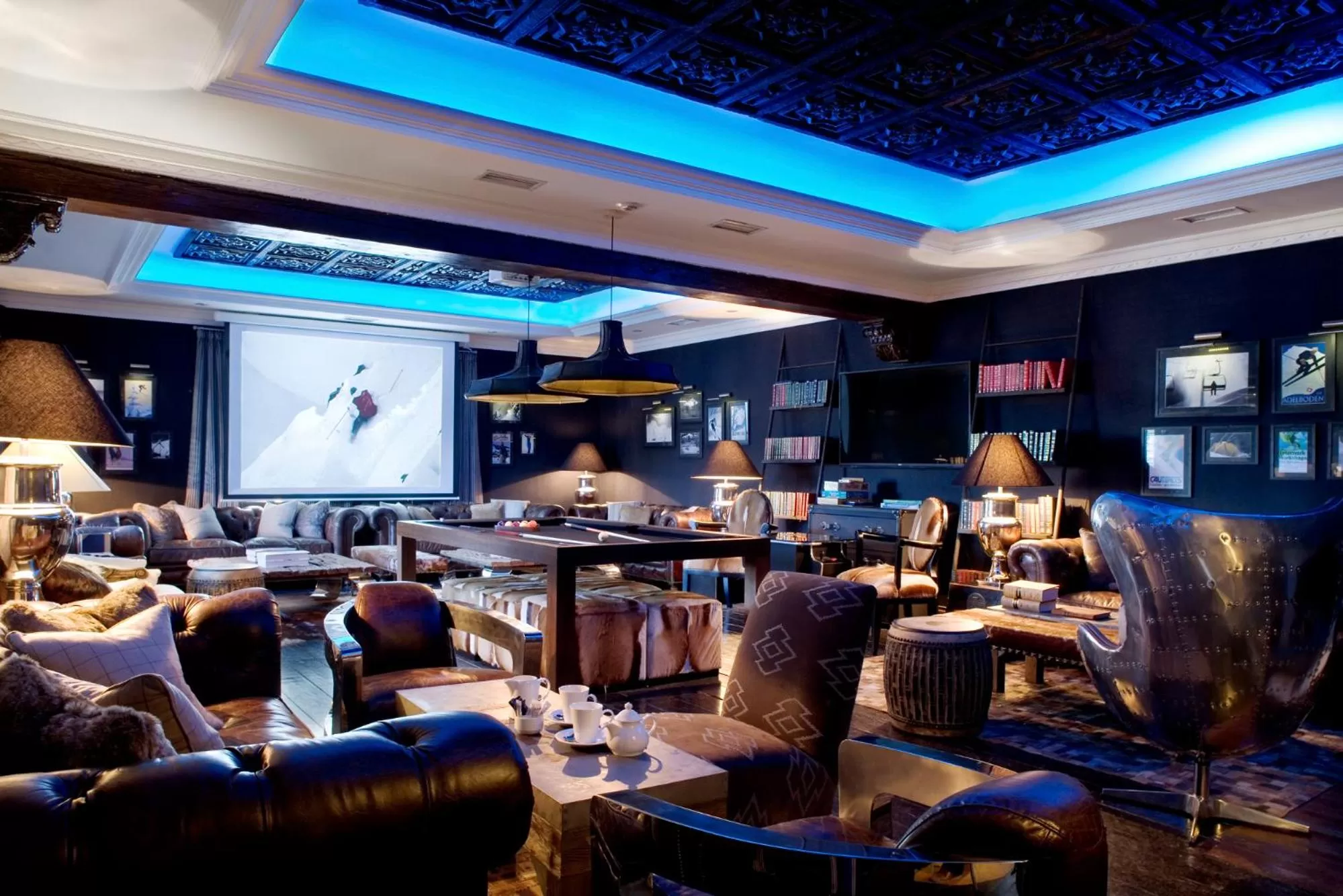 Communal lounge/ TV room in El Lodge, Ski & Spa