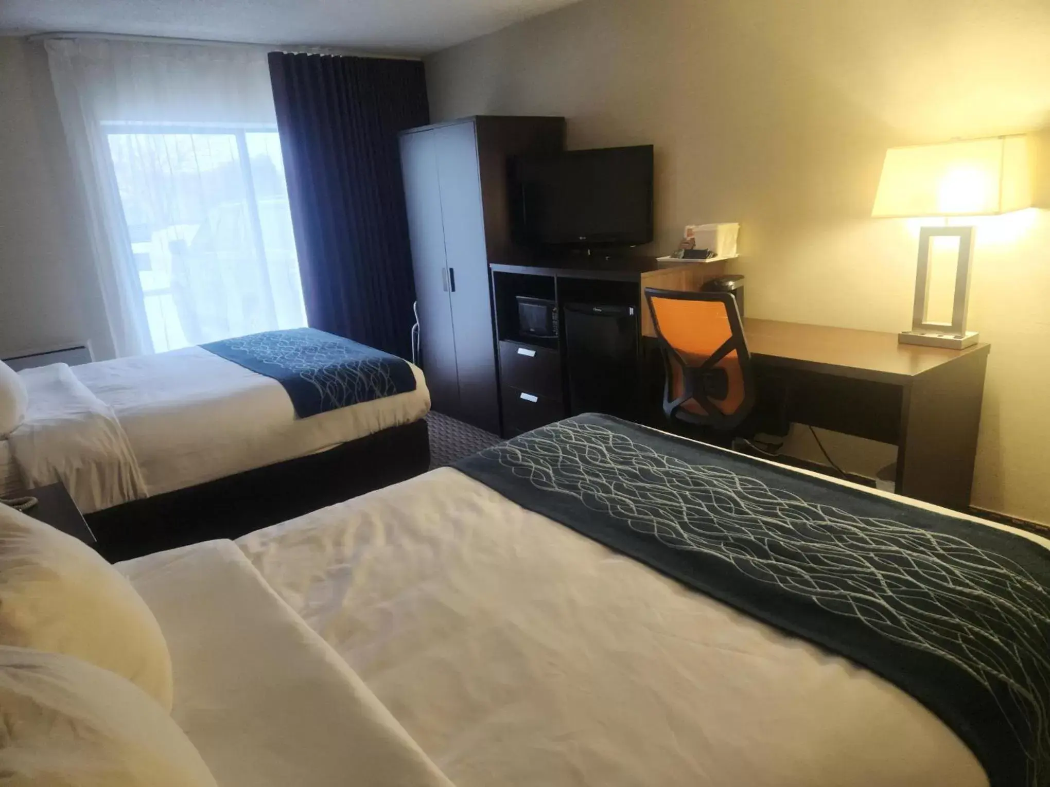 Bedroom, Bed in Comfort Inn Trois-Rivieres