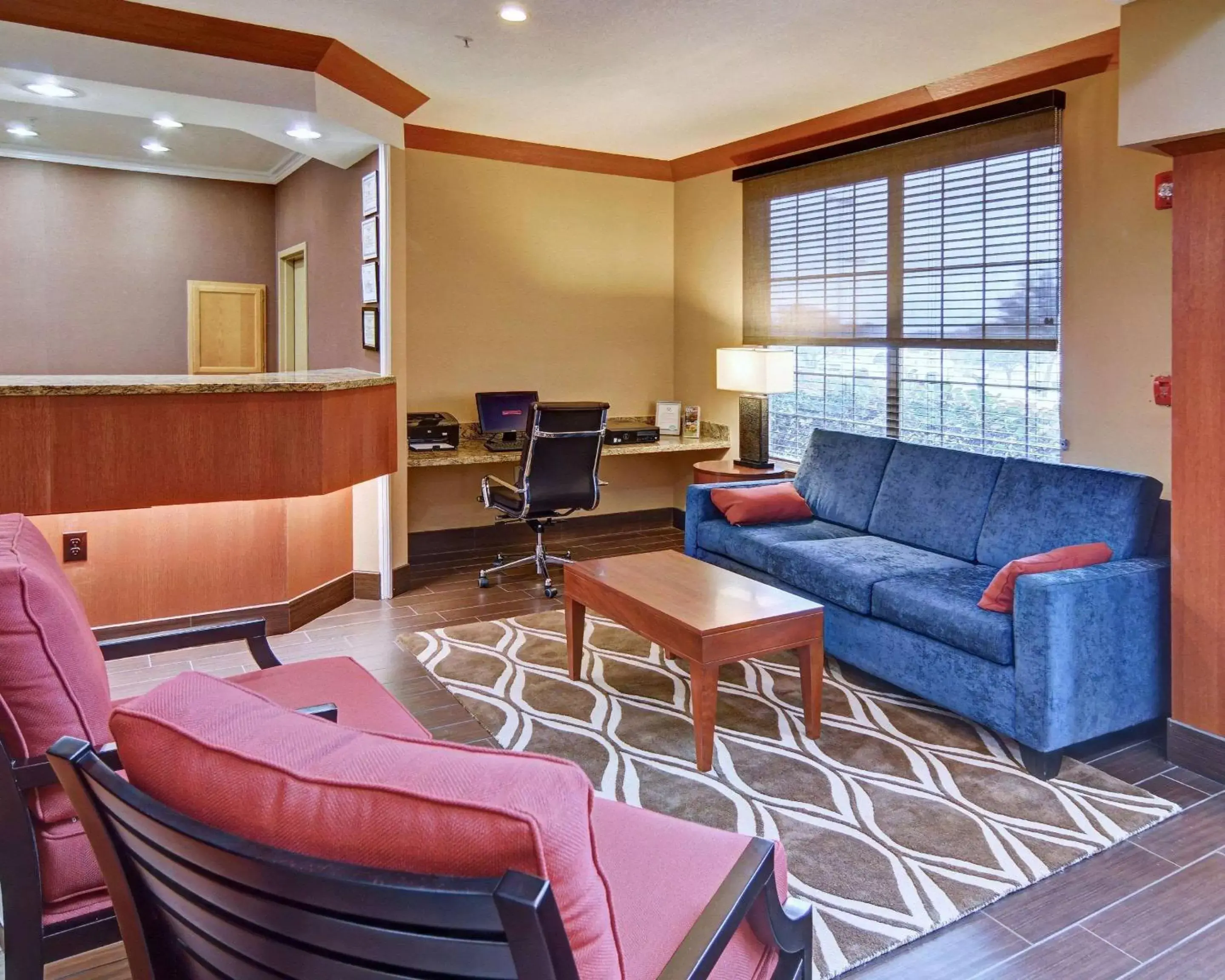 On site, Seating Area in Comfort Suites Roanoke - Fort Worth North
