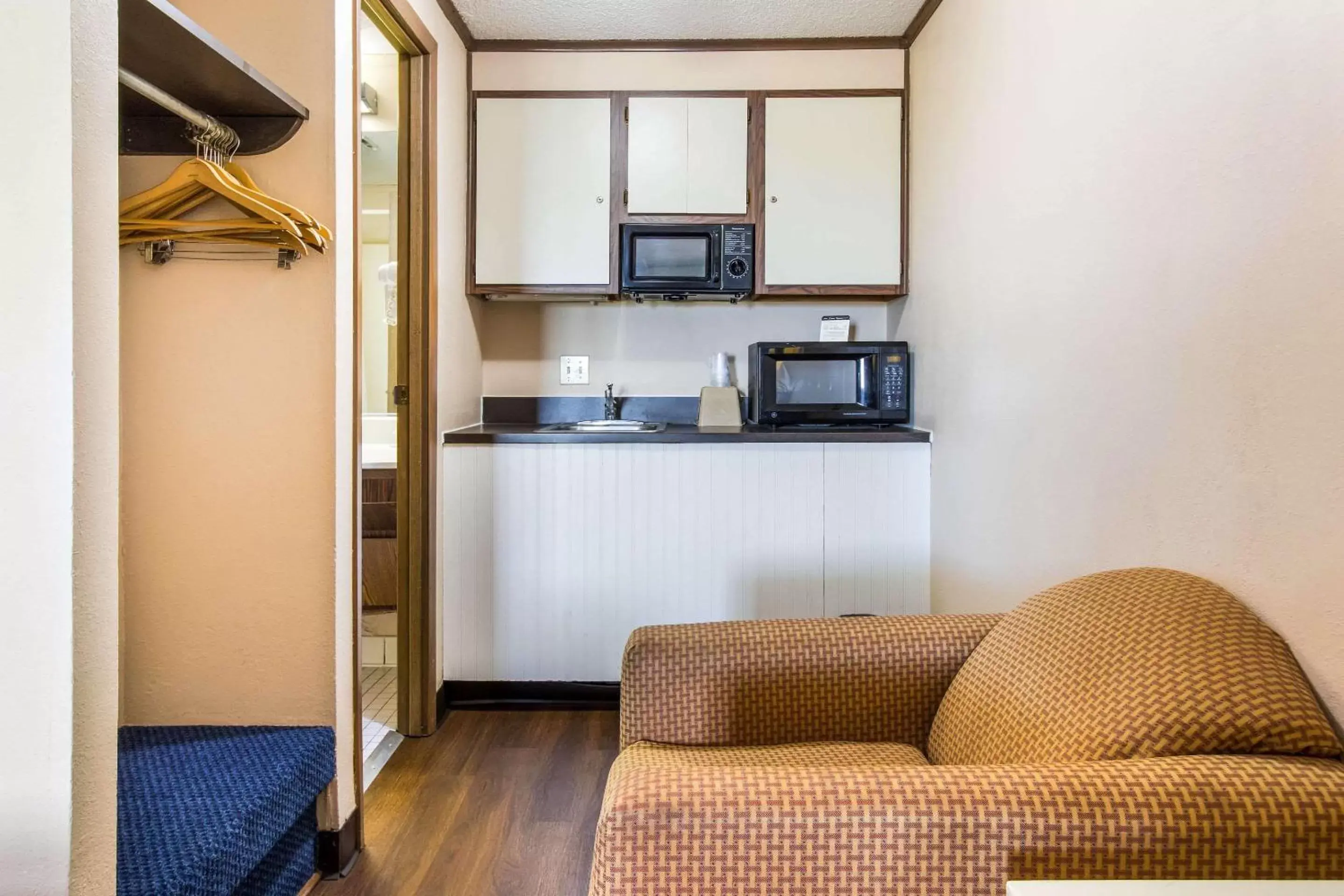 Photo of the whole room, Kitchen/Kitchenette in Econo Lodge Norwalk