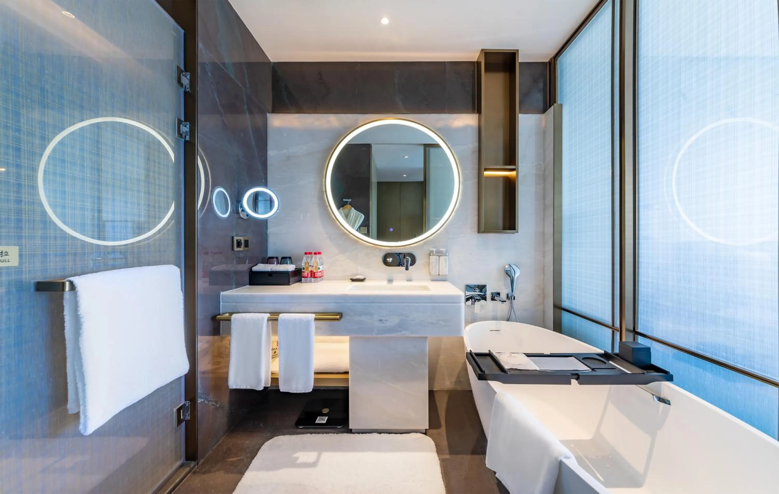 Bathroom in HUALUXE Xi'an Chanba by IHG-西安浐灞华邑酒店-Near Xi'an International Convention Exhibition Center and Shopping mall and The Romantic show of Xi'an-Free Luggage Storage-English Service